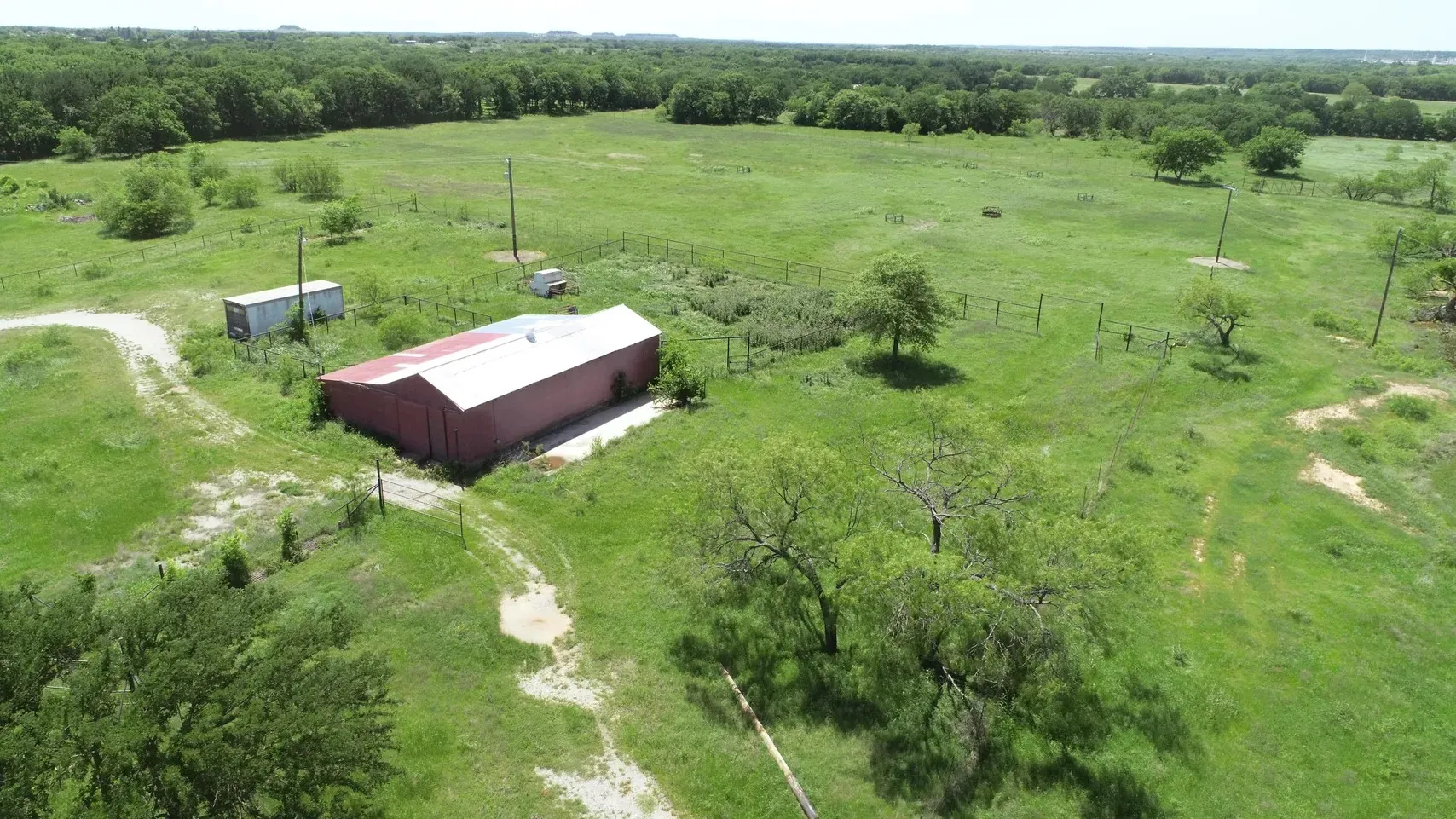 Single Family Residence For Sale in Wise County , 138 PR 3417, Bridgeport, Texas 76426, 3 Bedrooms, 2 Bathrooms, 3 Garage spaces, 1,750 Sqft, built in 1985, Price $1,900,000, mls#21267022, Real Estate Agent in Bridgeport, Homes For Sale in Wise county, Homes For Sale in Bridgeport, Realtor in Bridgeport Texas, Real Estate Brokerage Independent Realty Texas, Luminita Cordes Realtor