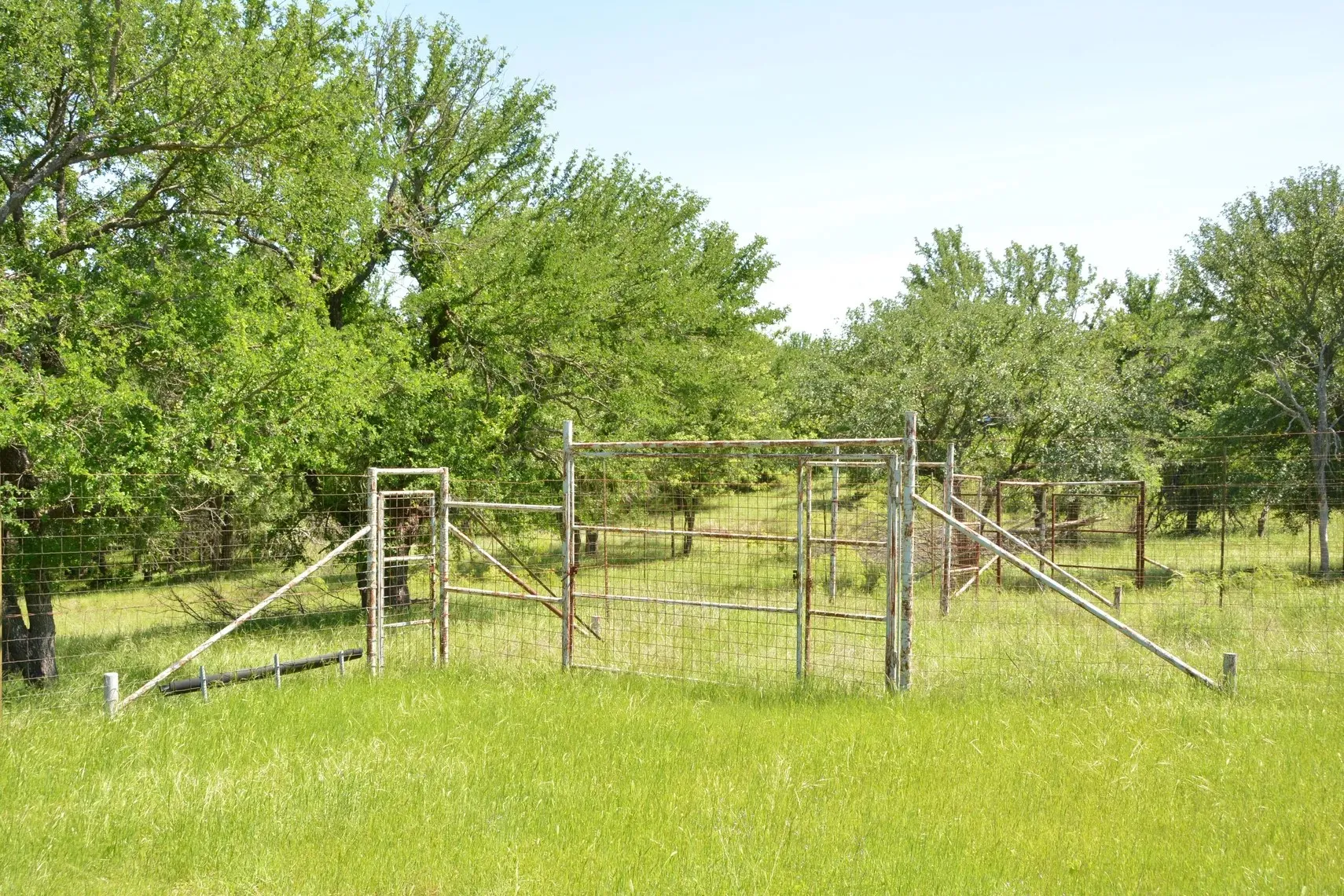 Single Family Residence For Sale in Wise County , 138 PR 3417, Bridgeport, Texas 76426, 3 Bedrooms, 2 Bathrooms, 3 Garage spaces, 1,750 Sqft, built in 1985, Price $1,900,000, mls#21267022, Real Estate Agent in Bridgeport, Homes For Sale in Wise county, Homes For Sale in Bridgeport, Realtor in Bridgeport Texas, Real Estate Brokerage Independent Realty Texas, Luminita Cordes Realtor