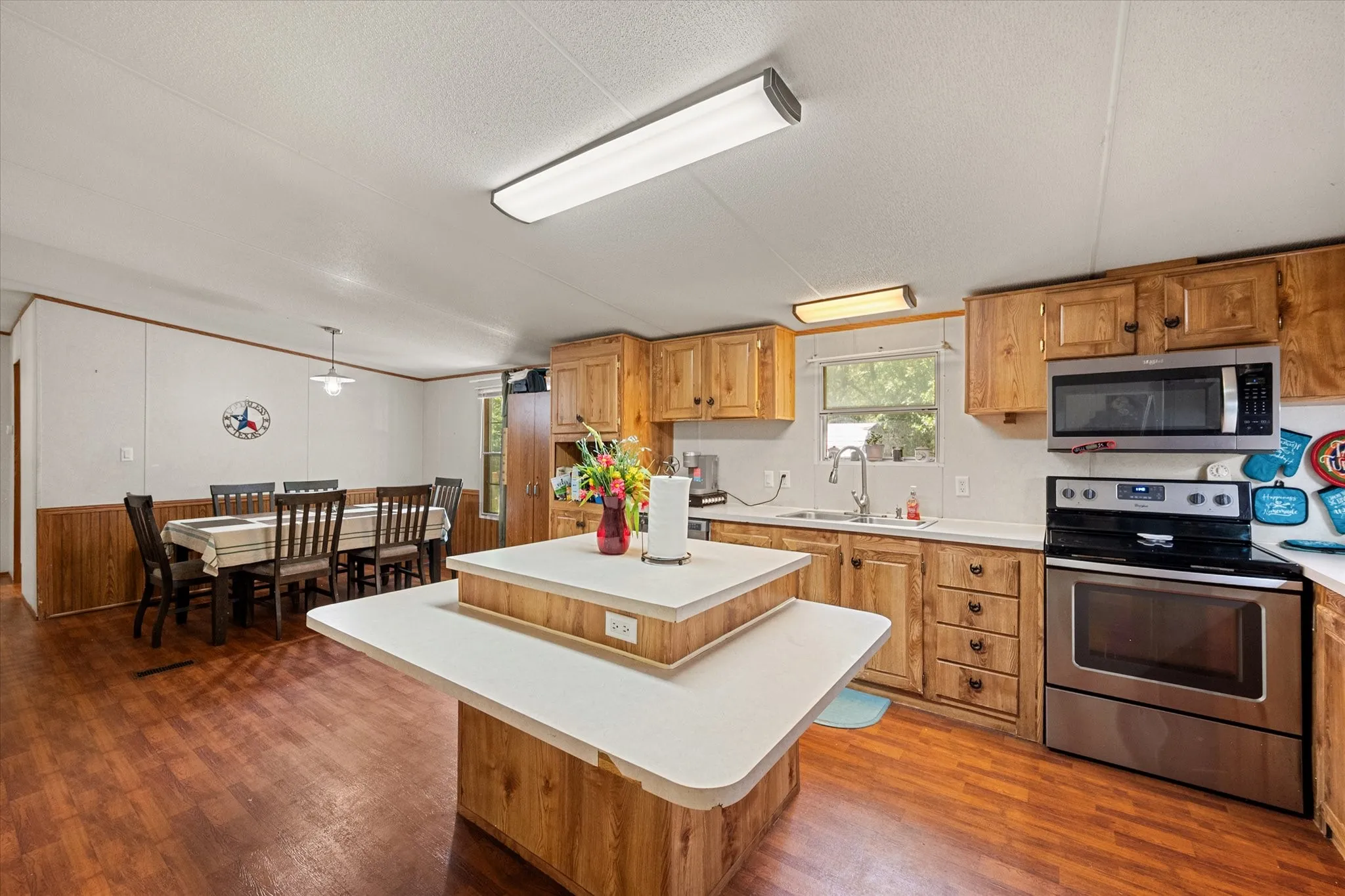 Mobile Home For Sale in Van Zandt County , 200 Private Road 5828, Fruitvale, Texas 75127, 5 Bedroom, 3 Bathroom, Garage spaces, 2,128 Sqft, built in 2005, mls#21260459, Real Estate Agent in Fruitvale, Homes For Sale in Van Zandt county, Homes For Sale in Fruitvale, Realtor in Fruitvale Texas, Real Estate Brokerage Independent Realty Texas, Luminita Cordes Realtor
