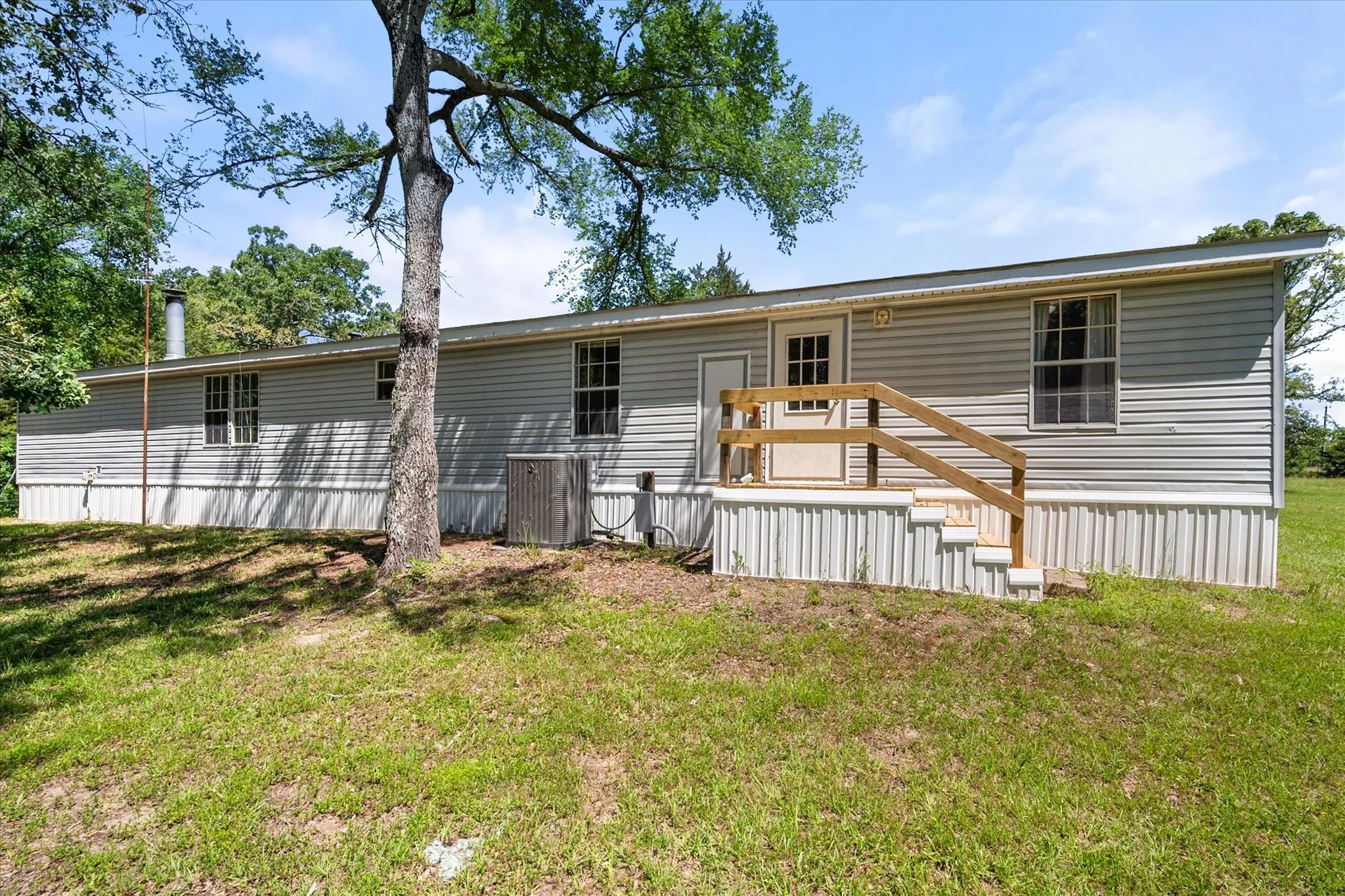Mobile Home For Sale in Van Zandt County , 200 Private Road 5828, Fruitvale, Texas 75127, 5 Bedroom, 3 Bathroom, Garage spaces, 2,128 Sqft, built in 2005, mls#21260459, Real Estate Agent in Fruitvale, Homes For Sale in Van Zandt county, Homes For Sale in Fruitvale, Realtor in Fruitvale Texas, Real Estate Brokerage Independent Realty Texas, Luminita Cordes Realtor