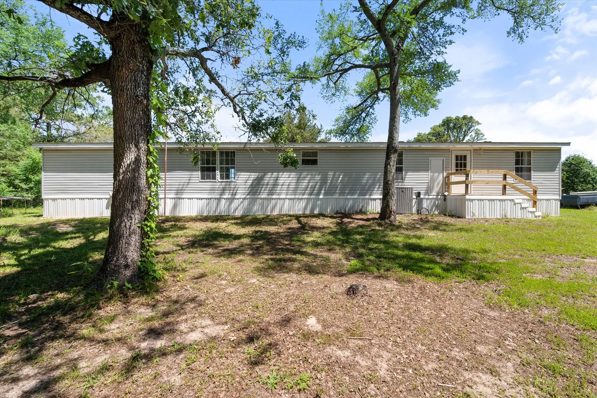 Mobile Home For Sale in Van Zandt County , 200 Private Road 5828, Fruitvale, Texas 75127, 5 Bedroom, 3 Bathroom, Garage spaces, 2,128 Sqft, built in 2005, mls#21260459, Real Estate Agent in Fruitvale, Homes For Sale in Van Zandt county, Homes For Sale in Fruitvale, Realtor in Fruitvale Texas, Real Estate Brokerage Independent Realty Texas, Luminita Cordes Realtor