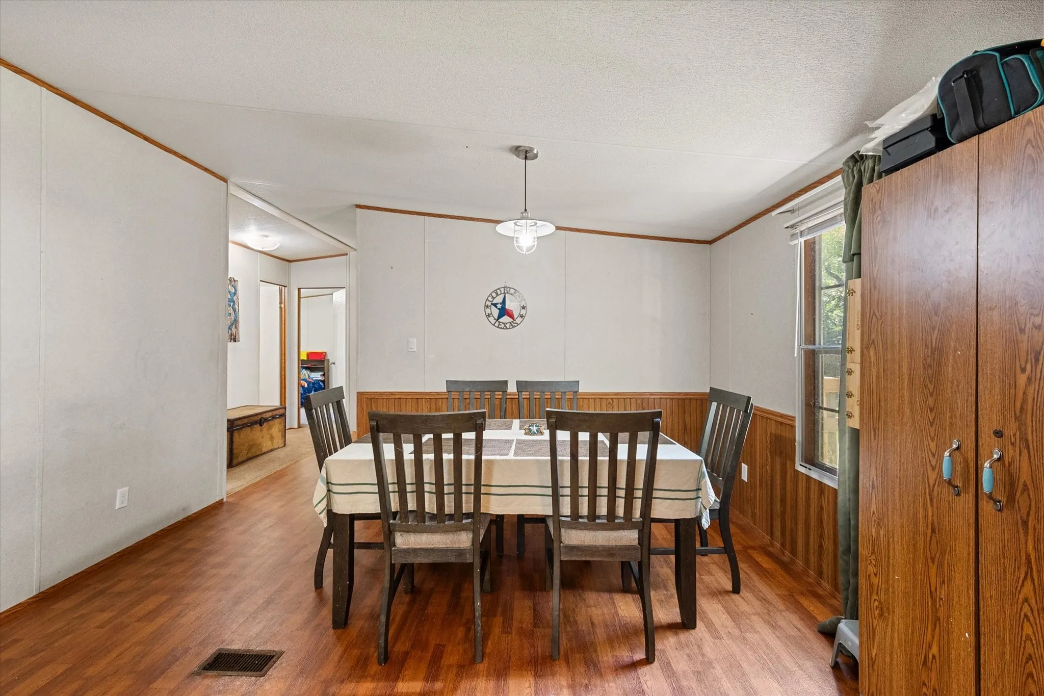 Mobile Home For Sale in Van Zandt County , 200 Private Road 5828, Fruitvale, Texas 75127, 5 Bedroom, 3 Bathroom, Garage spaces, 2,128 Sqft, built in 2005, mls#21260459, Real Estate Agent in Fruitvale, Homes For Sale in Van Zandt county, Homes For Sale in Fruitvale, Realtor in Fruitvale Texas, Real Estate Brokerage Independent Realty Texas, Luminita Cordes Realtor