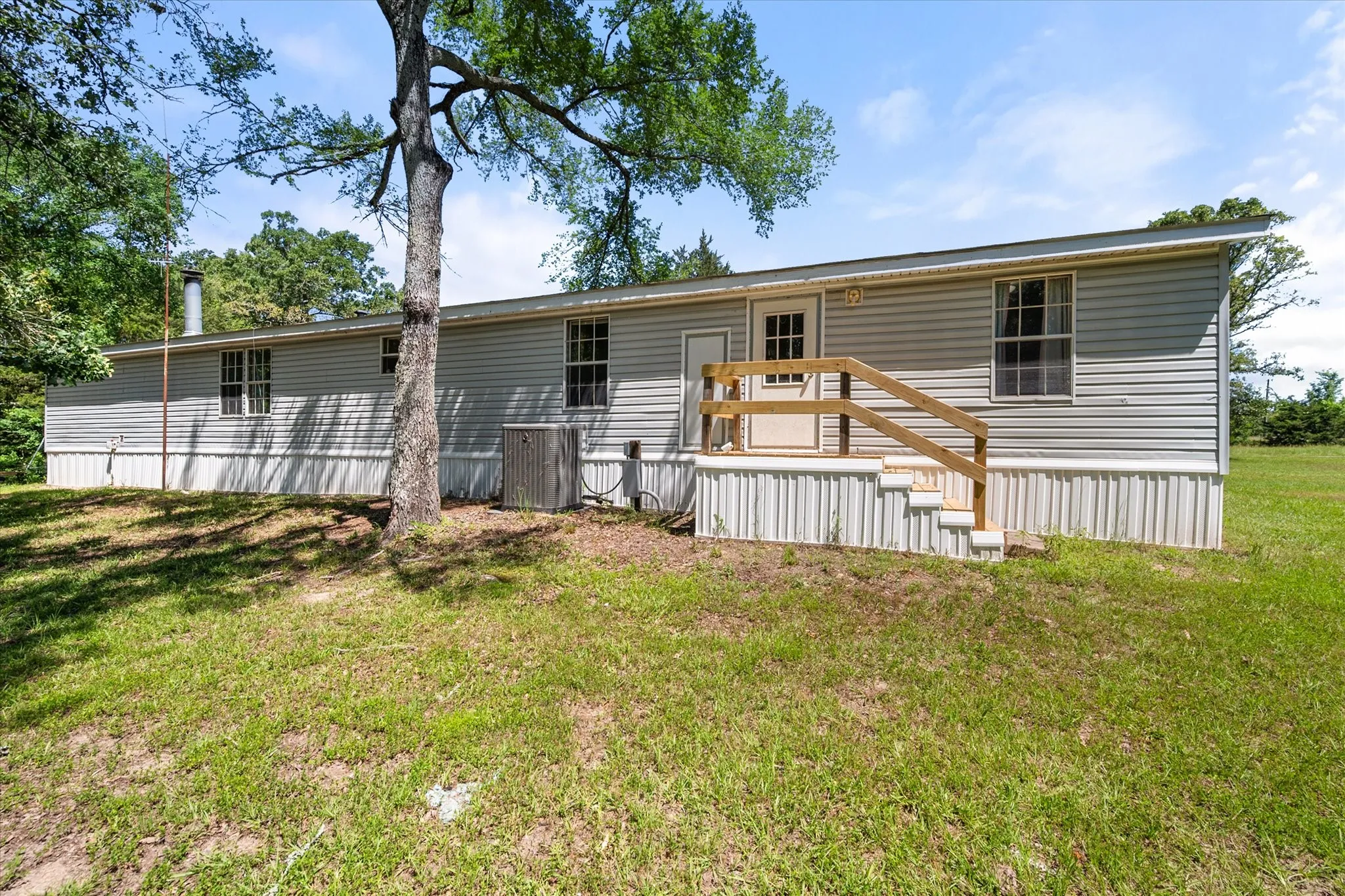 Mobile Home For Sale in Van Zandt County , 200 Private Road 5828, Fruitvale, Texas 75127, 5 Bedroom, 3 Bathroom, Garage spaces, 2,128 Sqft, built in 2005, mls#21260459, Real Estate Agent in Fruitvale, Homes For Sale in Van Zandt county, Homes For Sale in Fruitvale, Realtor in Fruitvale Texas, Real Estate Brokerage Independent Realty Texas, Luminita Cordes Realtor