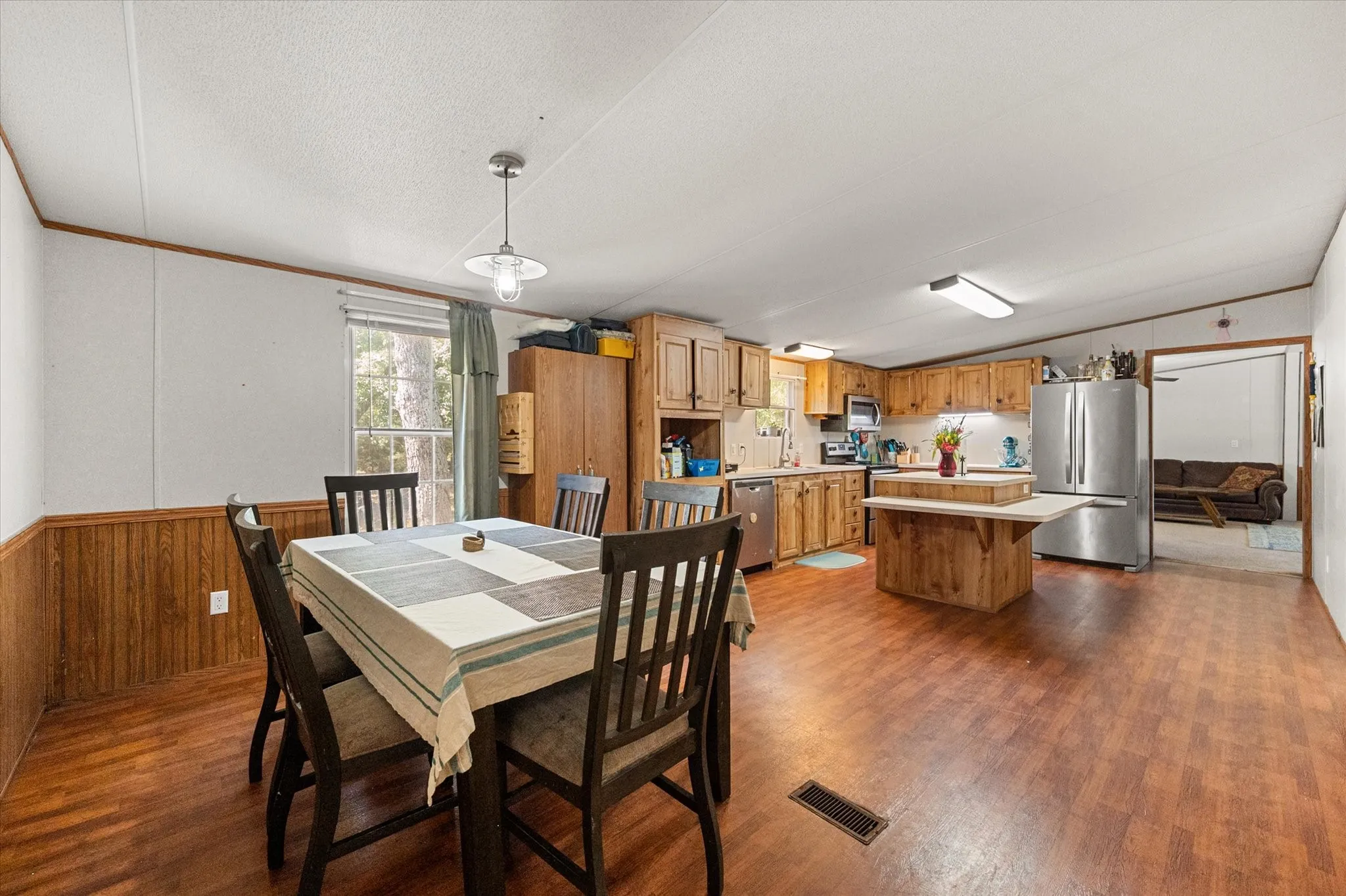 Mobile Home For Sale in Van Zandt County , 200 Private Road 5828, Fruitvale, Texas 75127, 5 Bedroom, 3 Bathroom, Garage spaces, 2,128 Sqft, built in 2005, mls#21260459, Real Estate Agent in Fruitvale, Homes For Sale in Van Zandt county, Homes For Sale in Fruitvale, Realtor in Fruitvale Texas, Real Estate Brokerage Independent Realty Texas, Luminita Cordes Realtor