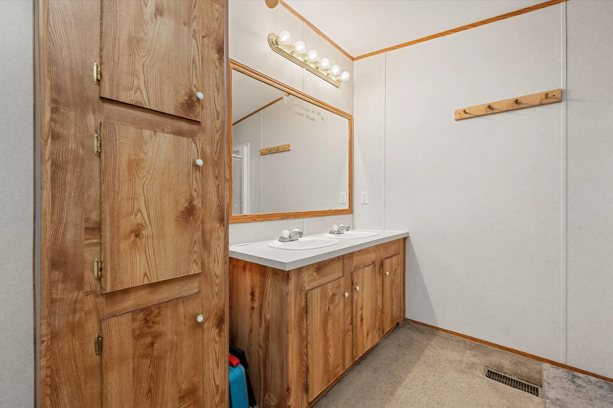 Mobile Home For Sale in Van Zandt County , 200 Private Road 5828, Fruitvale, Texas 75127, 5 Bedroom, 3 Bathroom, Garage spaces, 2,128 Sqft, built in 2005, mls#21260459, Real Estate Agent in Fruitvale, Homes For Sale in Van Zandt county, Homes For Sale in Fruitvale, Realtor in Fruitvale Texas, Real Estate Brokerage Independent Realty Texas, Luminita Cordes Realtor