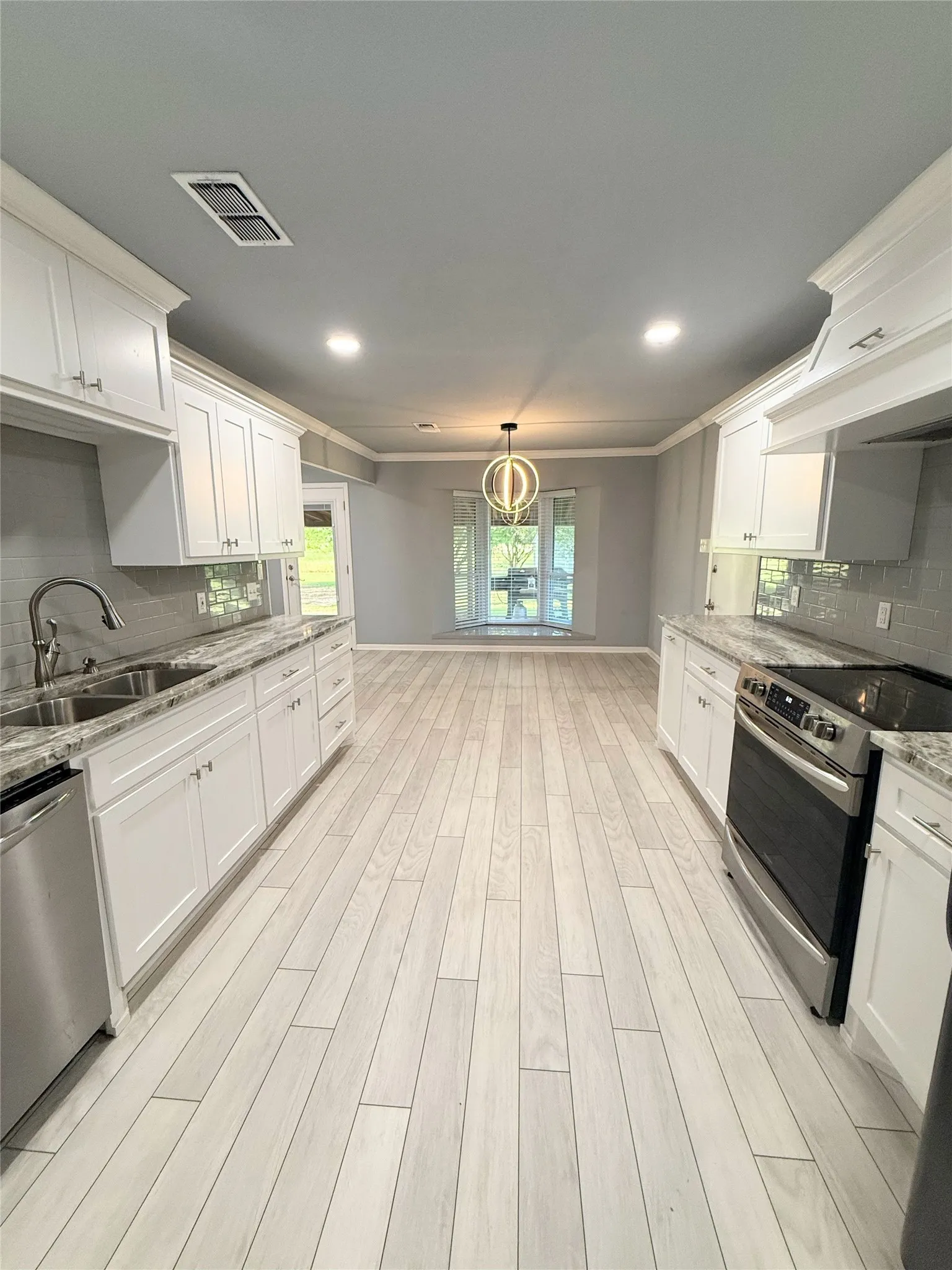 Single Family Residence For Sale in Limestone County , 1111 Joel Street, Groesbeck, Texas 76642, 3 Bedrooms, 2 Bathrooms, 2 Garage spaces, 1,830 Sqft, built in 1981, Price $285,500, mls#21260660, Real Estate Agent in Groesbeck, Homes For Sale in Limestone county, Homes For Sale in Groesbeck, Realtor in Groesbeck Texas, Real Estate Brokerage Independent Realty Texas, Luminita Cordes Realtor