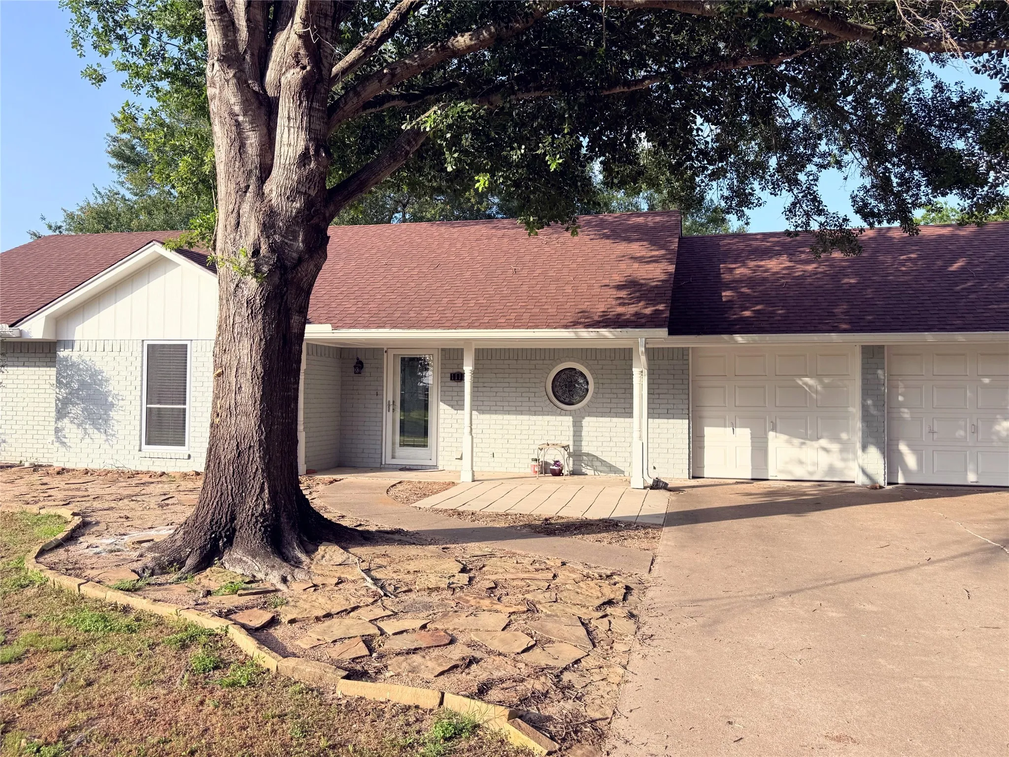 Single Family Residence For Sale in Limestone County , 1111 Joel Street, Groesbeck, Texas 76642, 3 Bedrooms, 2 Bathrooms, 2 Garage spaces, 1,830 Sqft, built in 1981, Price $285,500, mls#21260660, Real Estate Agent in Groesbeck, Homes For Sale in Limestone county, Homes For Sale in Groesbeck, Realtor in Groesbeck Texas, Real Estate Brokerage Independent Realty Texas, Luminita Cordes Realtor
