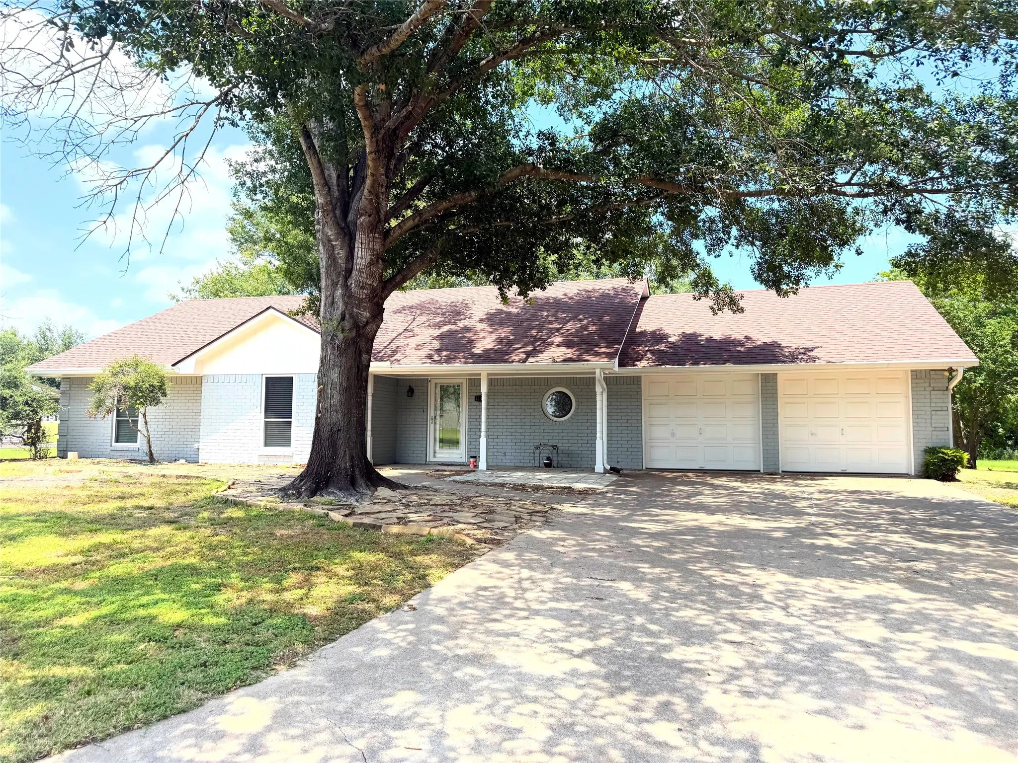 Single Family Residence For Sale in Limestone County , 1111 Joel Street, Groesbeck, Texas 76642, 3 Bedrooms, 2 Bathrooms, 2 Garage spaces, 1,830 Sqft, built in 1981, Price $285,500, mls#21260660, Real Estate Agent in Groesbeck, Homes For Sale in Limestone county, Homes For Sale in Groesbeck, Realtor in Groesbeck Texas, Real Estate Brokerage Independent Realty Texas, Luminita Cordes Realtor
