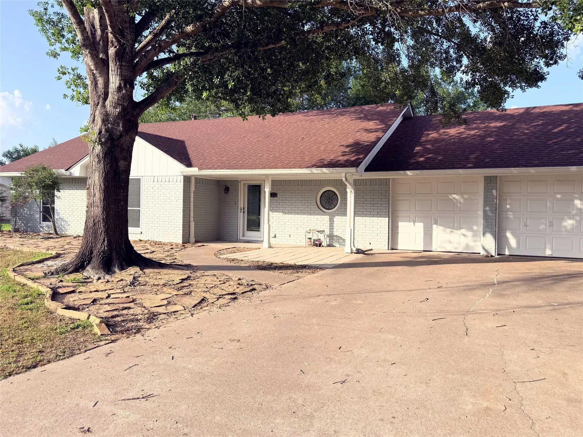 Single Family Residence For Sale in Limestone County , 1111 Joel Street, Groesbeck, Texas 76642, 3 Bedrooms, 2 Bathrooms, 2 Garage spaces, 1,830 Sqft, built in 1981, Price $285,500, mls#21260660, Real Estate Agent in Groesbeck, Homes For Sale in Limestone county, Homes For Sale in Groesbeck, Realtor in Groesbeck Texas, Real Estate Brokerage Independent Realty Texas, Luminita Cordes Realtor