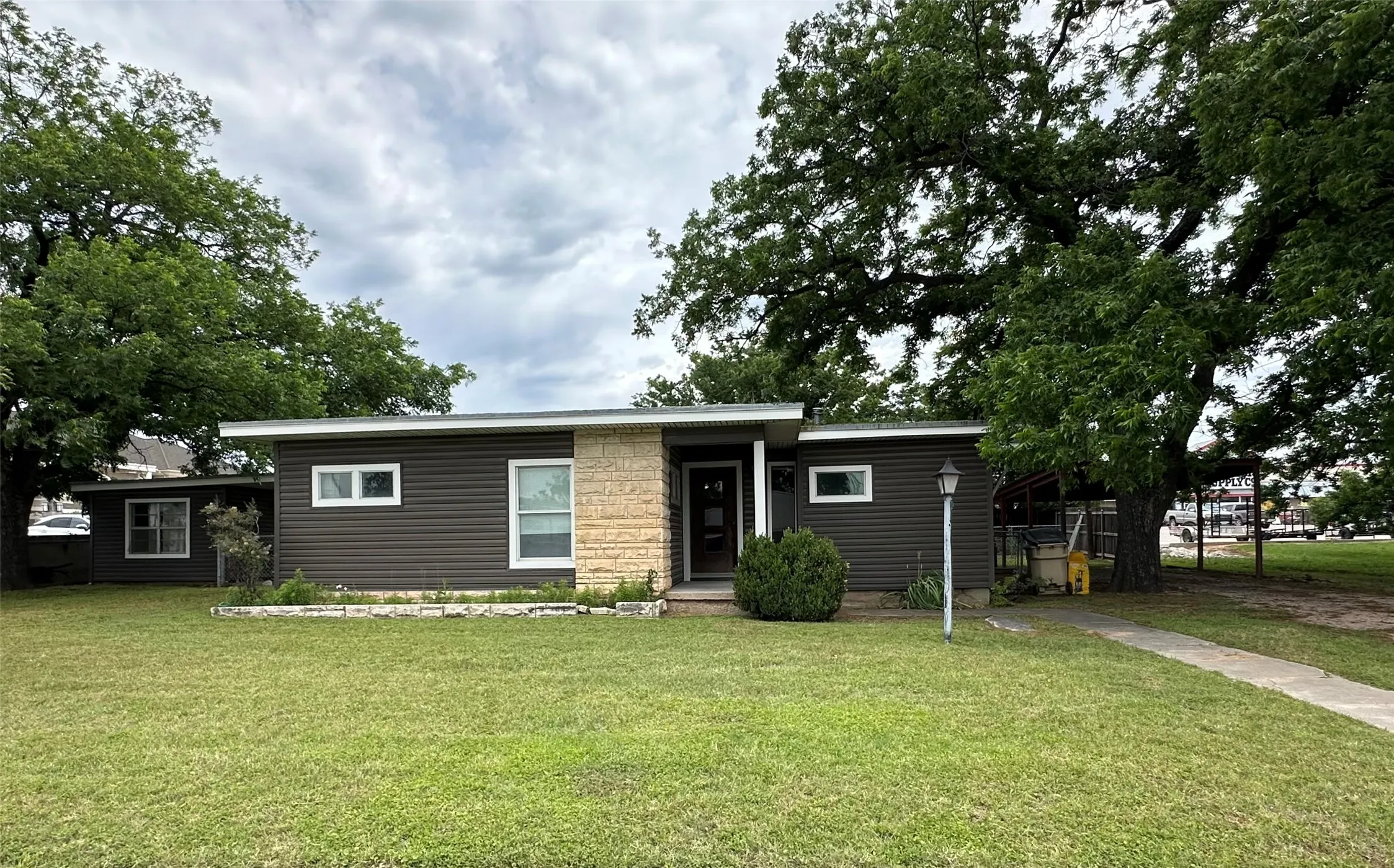 Single Family Residence For Sale in Comanche County , 7350 Highway 67 377N, Comanche, Texas 76442, 3 Bedroom, 2 Bathroom, Garage spaces, 1,460 Sqft, built in 1958, mls#21273777, Real Estate Agent in Comanche, Homes For Sale in Comanche county, Homes For Sale in Comanche, Realtor in Comanche Texas, Real Estate Brokerage Independent Realty Texas, Luminita Cordes Realtor