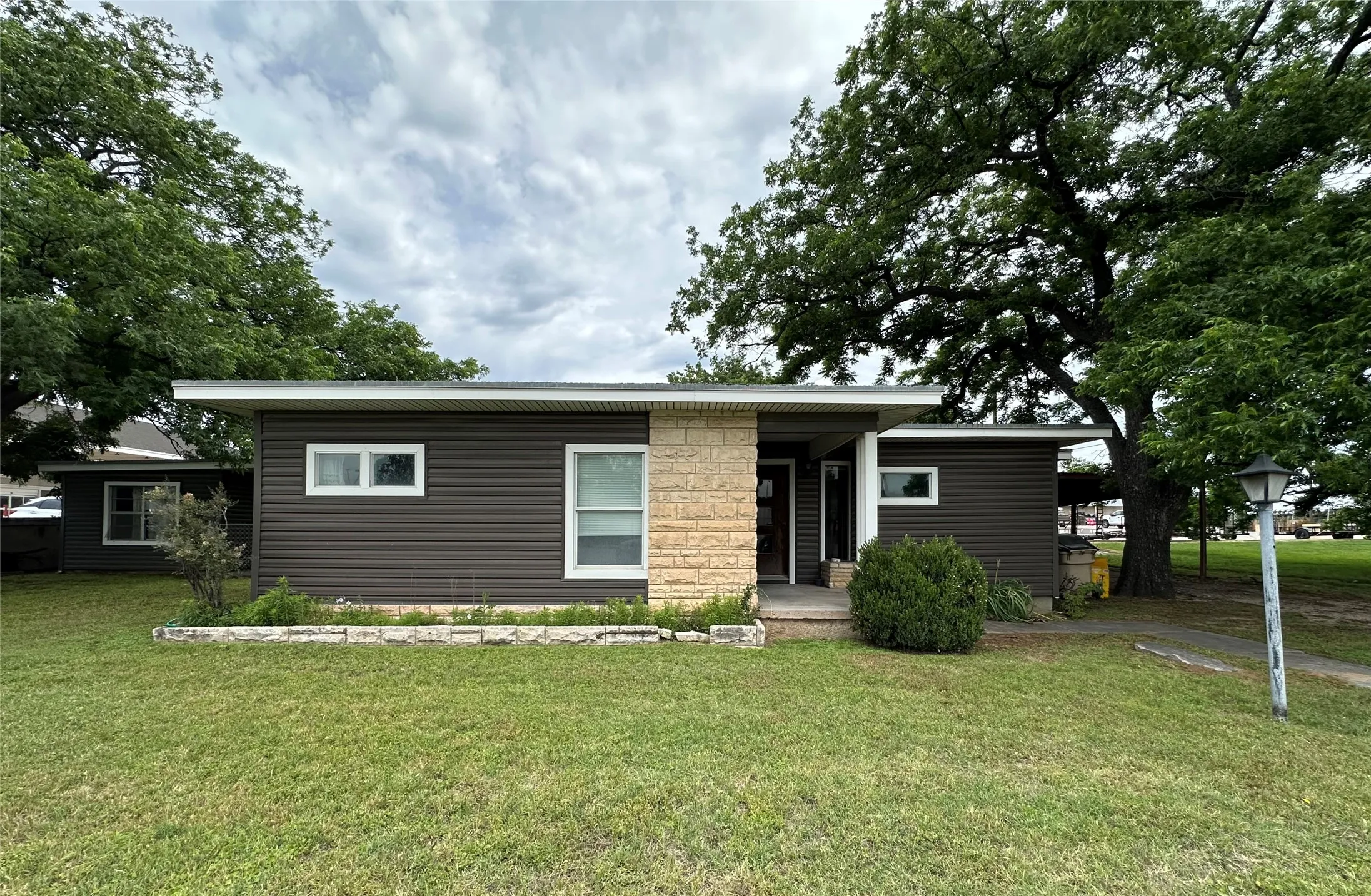 Single Family Residence For Sale in Comanche County , 7350 Highway 67 377N, Comanche, Texas 76442, 3 Bedroom, 2 Bathroom, Garage spaces, 1,460 Sqft, built in 1958, mls#21273777, Real Estate Agent in Comanche, Homes For Sale in Comanche county, Homes For Sale in Comanche, Realtor in Comanche Texas, Real Estate Brokerage Independent Realty Texas, Luminita Cordes Realtor