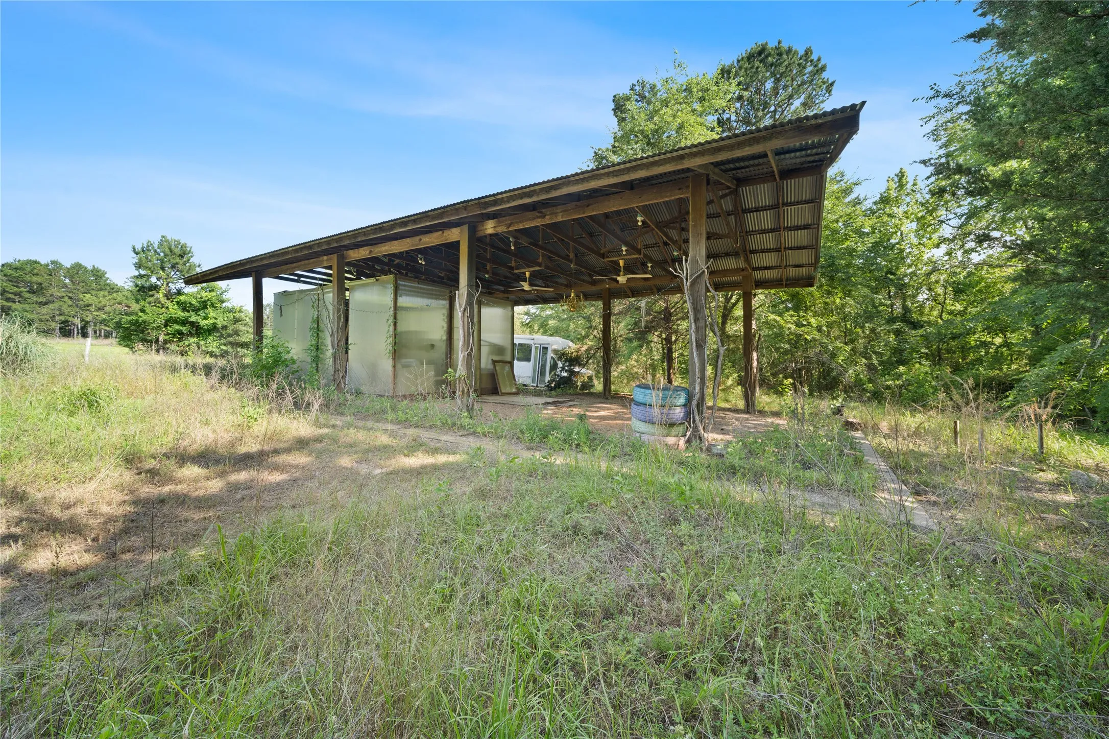 Single Family Residence For Sale in Van Zandt County , 11314 FM 279, Chandler, Texas 75758, 1 Bedroom, 1 Bathroom, Garage spaces, 1,018 Sqft, built in 1967, mls#21273680, Real Estate Agent in Chandler, Homes For Sale in Van Zandt county, Homes For Sale in Chandler, Realtor in Chandler Texas, Real Estate Brokerage Independent Realty Texas, Luminita Cordes Realtor