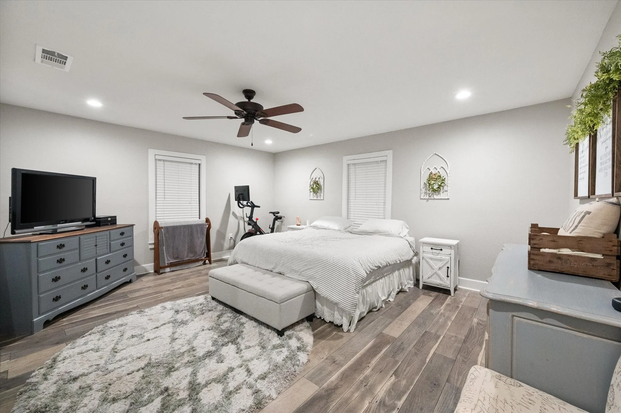 Single Family Residence For Sale in Ellis County , 516 E Ross Street, Waxahachie, Texas 75165, 3 Bedroom, 2 Bathroom, 1 Garage spaces, 1,484 Sqft, built in 1951, mls#21207075, Real Estate Agent in Waxahachie, Homes For Sale in Ellis county, Homes For Sale in Waxahachie, Realtor in Waxahachie Texas, Real Estate Brokerage Independent Realty Texas, Luminita Cordes Realtor