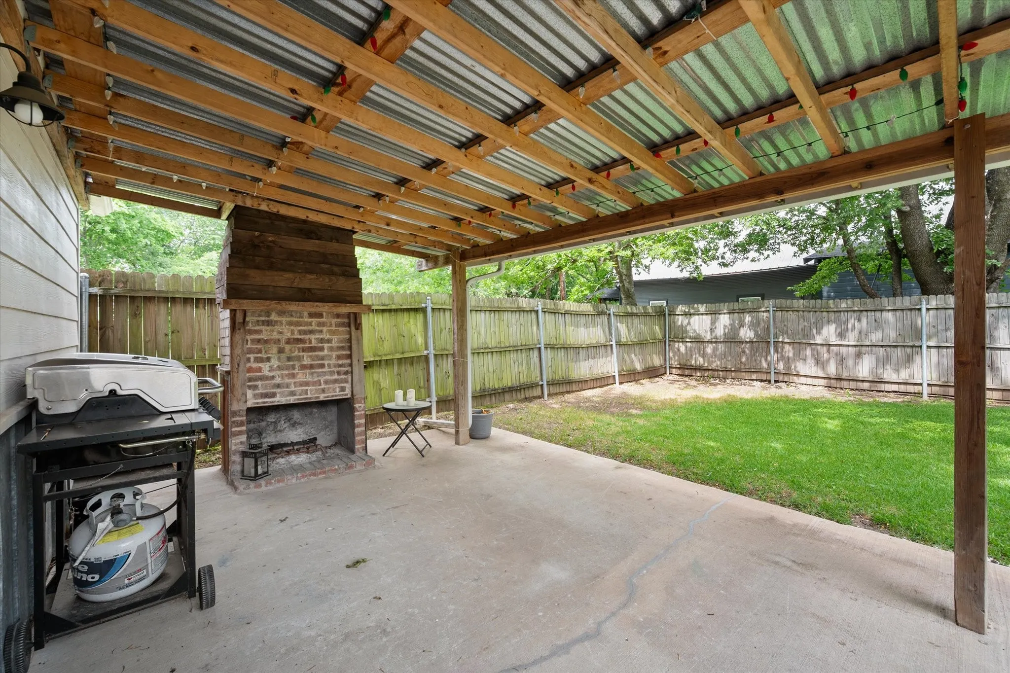 Single Family Residence For Sale in Ellis County , 516 E Ross Street, Waxahachie, Texas 75165, 3 Bedroom, 2 Bathroom, 1 Garage spaces, 1,484 Sqft, built in 1951, mls#21207075, Real Estate Agent in Waxahachie, Homes For Sale in Ellis county, Homes For Sale in Waxahachie, Realtor in Waxahachie Texas, Real Estate Brokerage Independent Realty Texas, Luminita Cordes Realtor