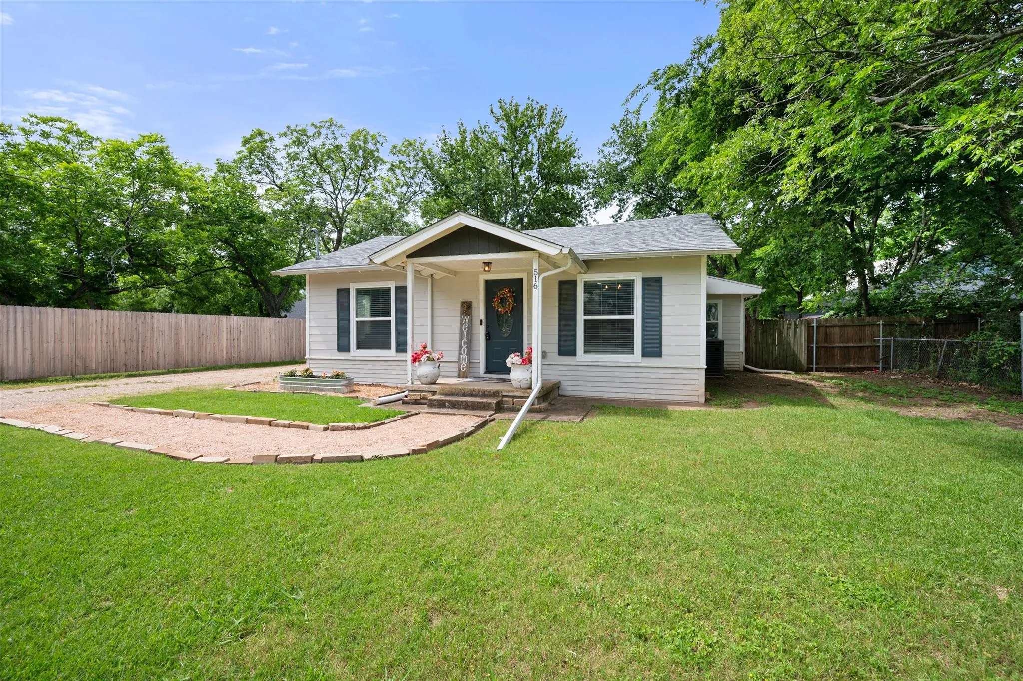 Single Family Residence For Sale in Ellis County , 516 E Ross Street, Waxahachie, Texas 75165, 3 Bedroom, 2 Bathroom, 1 Garage spaces, 1,484 Sqft, built in 1951, mls#21207075, Real Estate Agent in Waxahachie, Homes For Sale in Ellis county, Homes For Sale in Waxahachie, Realtor in Waxahachie Texas, Real Estate Brokerage Independent Realty Texas, Luminita Cordes Realtor