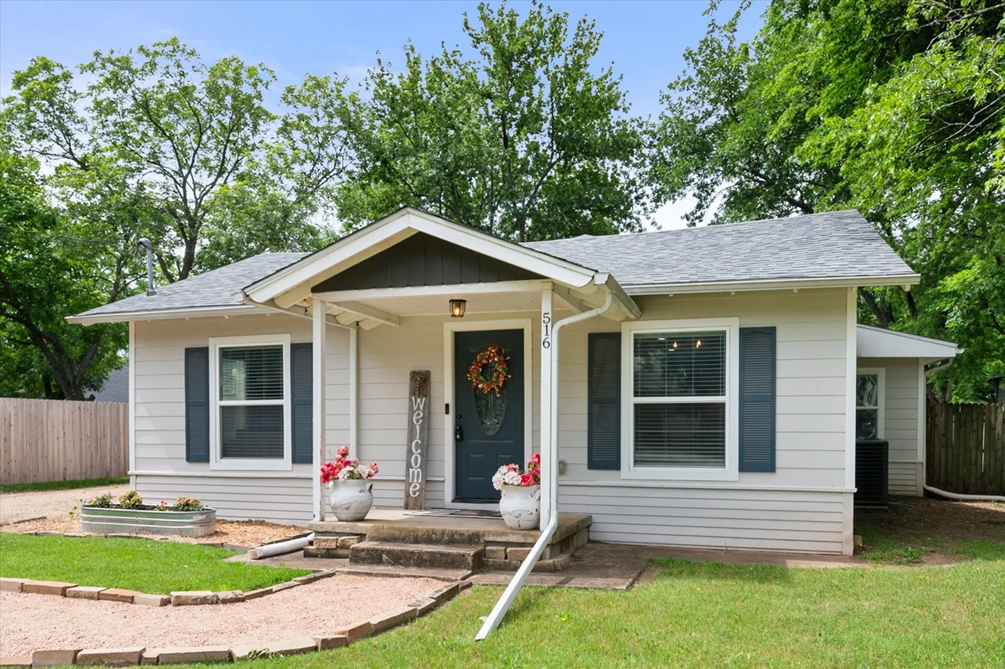 Single Family Residence For Sale in Ellis County , 516 E Ross Street, Waxahachie, Texas 75165, 3 Bedroom, 2 Bathroom, 1 Garage spaces, 1,484 Sqft, built in 1951, mls#21207075, Real Estate Agent in Waxahachie, Homes For Sale in Ellis county, Homes For Sale in Waxahachie, Realtor in Waxahachie Texas, Real Estate Brokerage Independent Realty Texas, Luminita Cordes Realtor