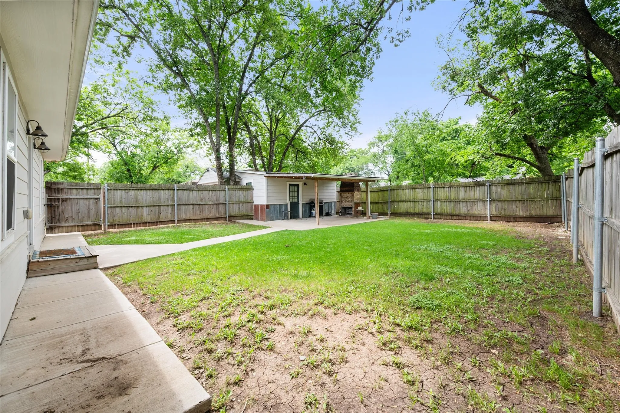 Single Family Residence For Sale in Ellis County , 516 E Ross Street, Waxahachie, Texas 75165, 3 Bedroom, 2 Bathroom, 1 Garage spaces, 1,484 Sqft, built in 1951, mls#21207075, Real Estate Agent in Waxahachie, Homes For Sale in Ellis county, Homes For Sale in Waxahachie, Realtor in Waxahachie Texas, Real Estate Brokerage Independent Realty Texas, Luminita Cordes Realtor
