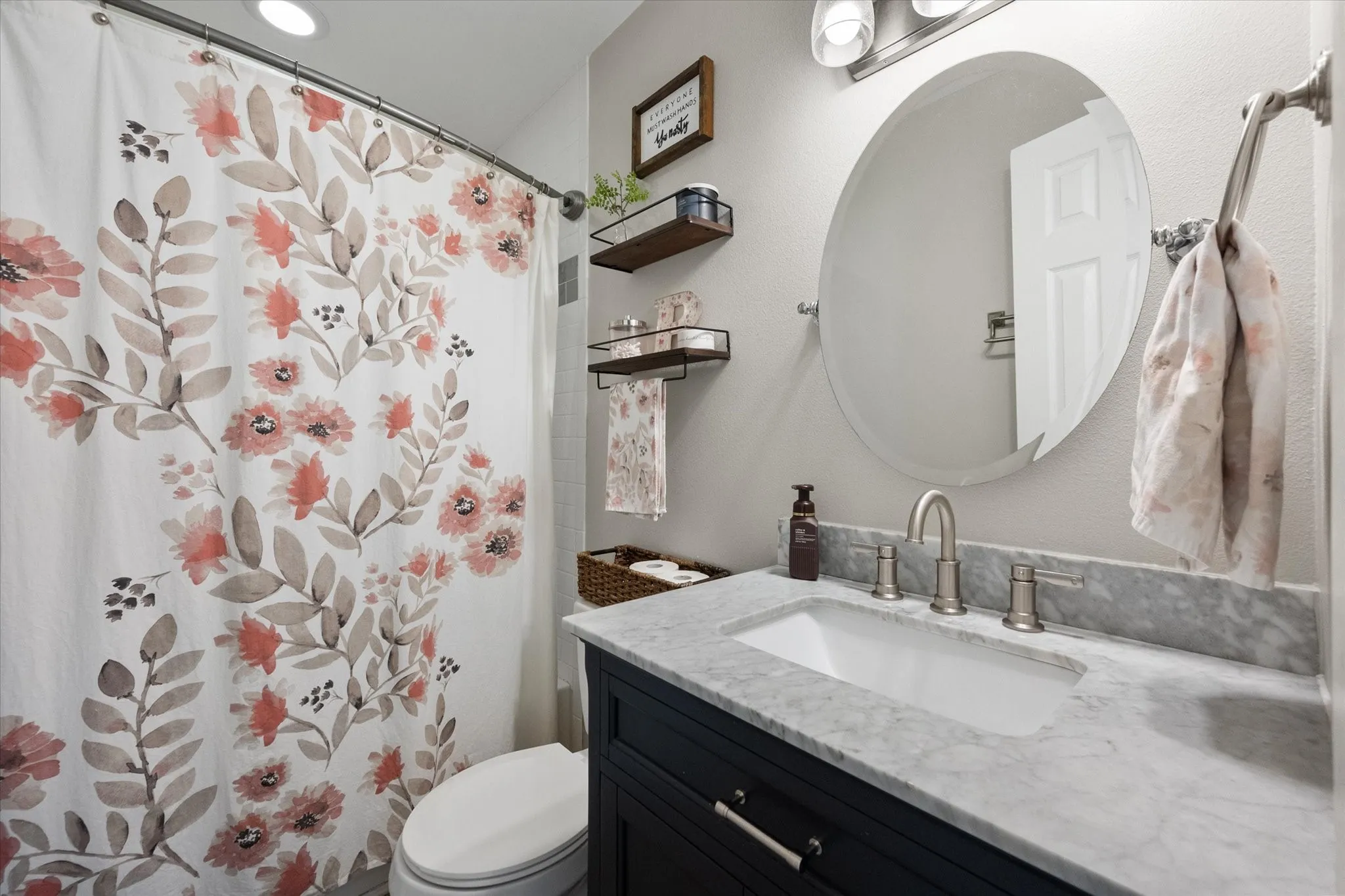 Single Family Residence For Sale in Ellis County , 516 E Ross Street, Waxahachie, Texas 75165, 3 Bedroom, 2 Bathroom, 1 Garage spaces, 1,484 Sqft, built in 1951, mls#21207075, Real Estate Agent in Waxahachie, Homes For Sale in Ellis county, Homes For Sale in Waxahachie, Realtor in Waxahachie Texas, Real Estate Brokerage Independent Realty Texas, Luminita Cordes Realtor