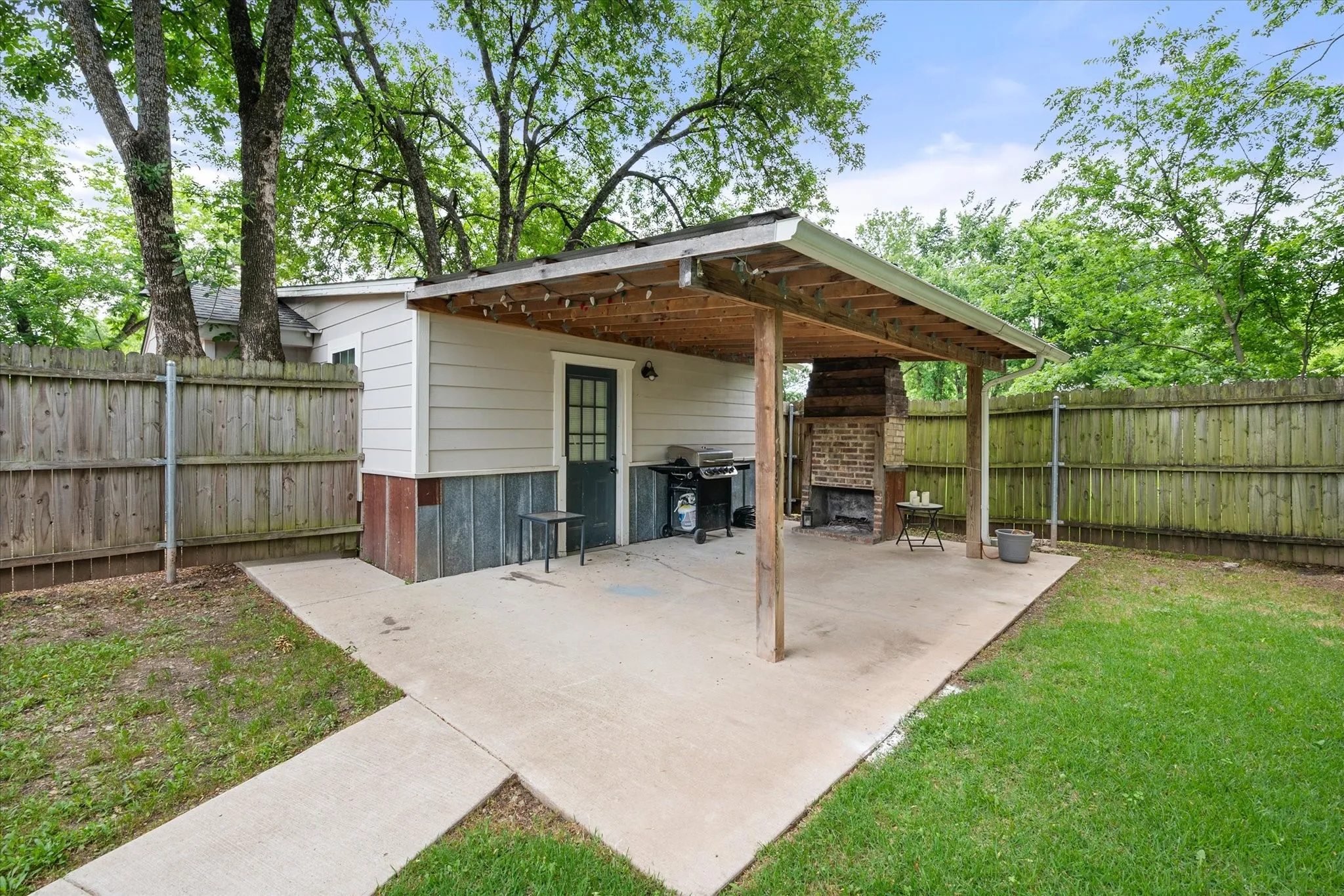 Single Family Residence For Sale in Ellis County , 516 E Ross Street, Waxahachie, Texas 75165, 3 Bedroom, 2 Bathroom, 1 Garage spaces, 1,484 Sqft, built in 1951, mls#21207075, Real Estate Agent in Waxahachie, Homes For Sale in Ellis county, Homes For Sale in Waxahachie, Realtor in Waxahachie Texas, Real Estate Brokerage Independent Realty Texas, Luminita Cordes Realtor