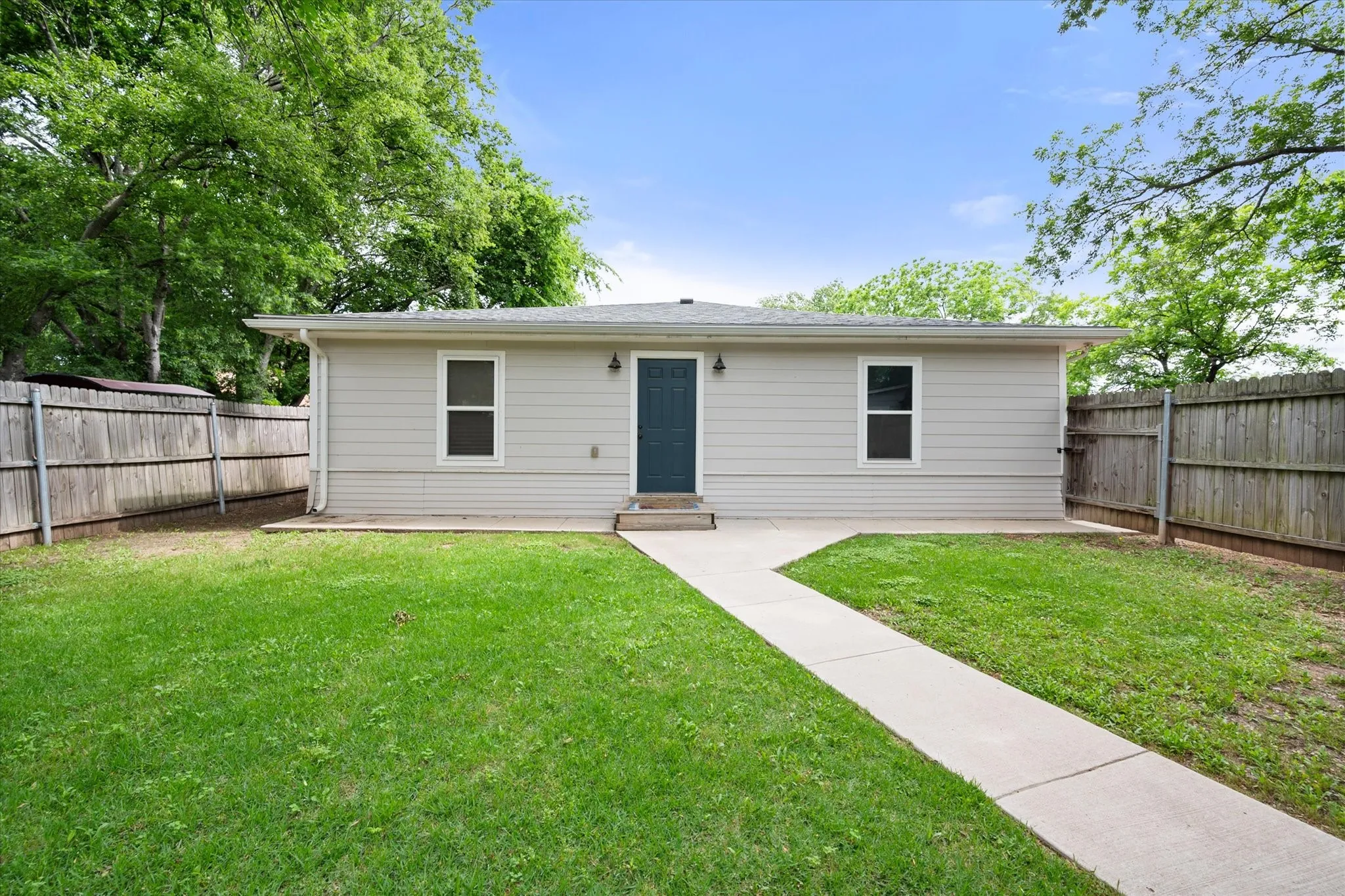 Single Family Residence For Sale in Ellis County , 516 E Ross Street, Waxahachie, Texas 75165, 3 Bedroom, 2 Bathroom, 1 Garage spaces, 1,484 Sqft, built in 1951, mls#21207075, Real Estate Agent in Waxahachie, Homes For Sale in Ellis county, Homes For Sale in Waxahachie, Realtor in Waxahachie Texas, Real Estate Brokerage Independent Realty Texas, Luminita Cordes Realtor