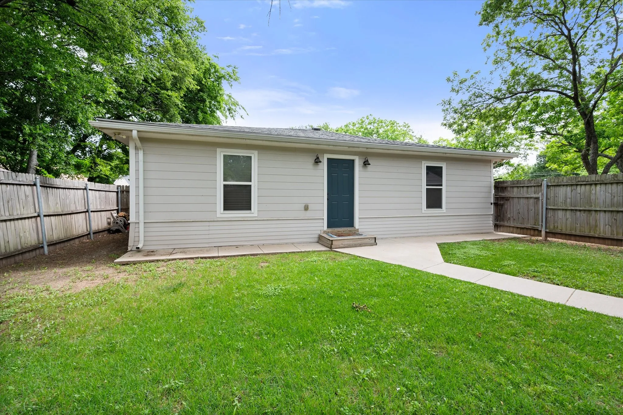 Single Family Residence For Sale in Ellis County , 516 E Ross Street, Waxahachie, Texas 75165, 3 Bedroom, 2 Bathroom, 1 Garage spaces, 1,484 Sqft, built in 1951, mls#21207075, Real Estate Agent in Waxahachie, Homes For Sale in Ellis county, Homes For Sale in Waxahachie, Realtor in Waxahachie Texas, Real Estate Brokerage Independent Realty Texas, Luminita Cordes Realtor
