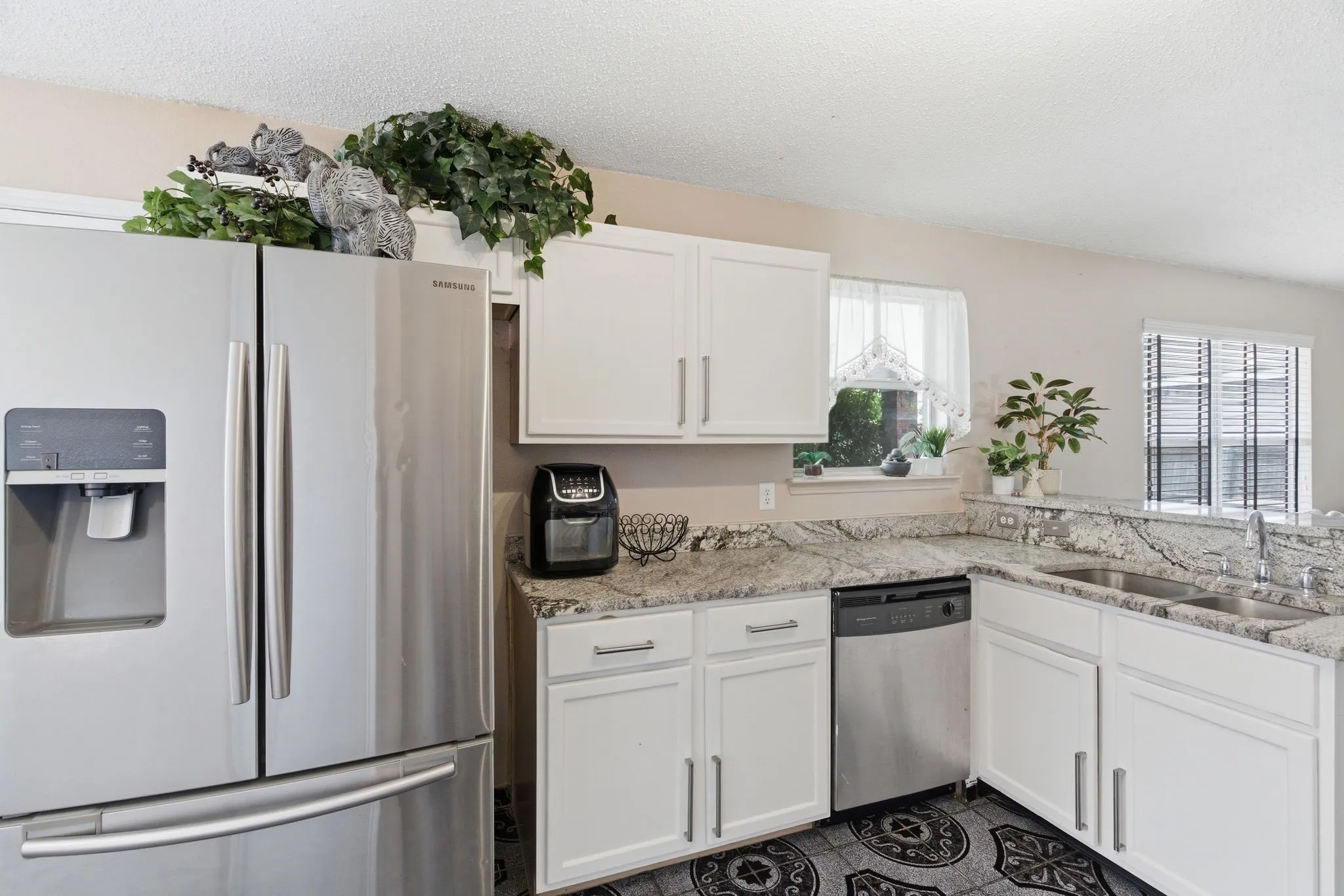 Single Family Residence For Sale in Tarrant County , 8173 Heritage Place Drive, Fort Worth, Texas 76137, 4 Bedrooms, 2 Bathrooms, 2 Garage spaces, 1,848 Sqft, built in 1997, Price $345,000, mls#21273823, Real Estate Agent in Fort Worth, Homes For Sale in Tarrant county, Homes For Sale in Fort Worth, Realtor in Fort Worth Texas, Real Estate Brokerage Independent Realty Texas, Luminita Cordes Realtor