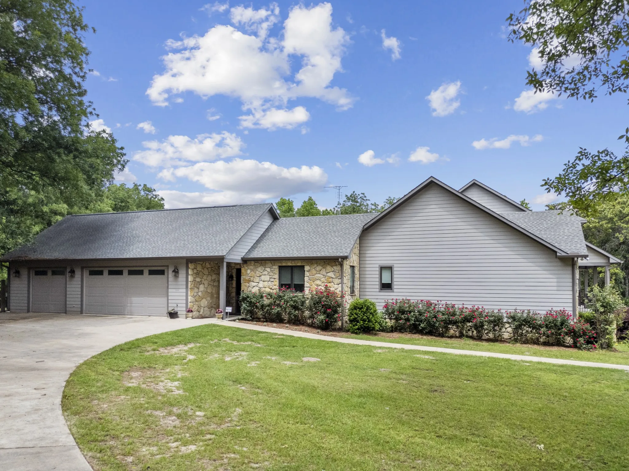Single Family Residence For Sale in Wood County , 4354 S Fm 2869, Hawkins, Texas 75765, 3 Bedrooms, 4 Bathrooms, 3 Garage spaces, 4,940 Sqft, built in 2017, Price $1,190,000, mls#21273837, Real Estate Agent in Hawkins, Homes For Sale in Wood county, Homes For Sale in Hawkins, Realtor in Hawkins Texas, Real Estate Brokerage Independent Realty Texas, Luminita Cordes Realtor