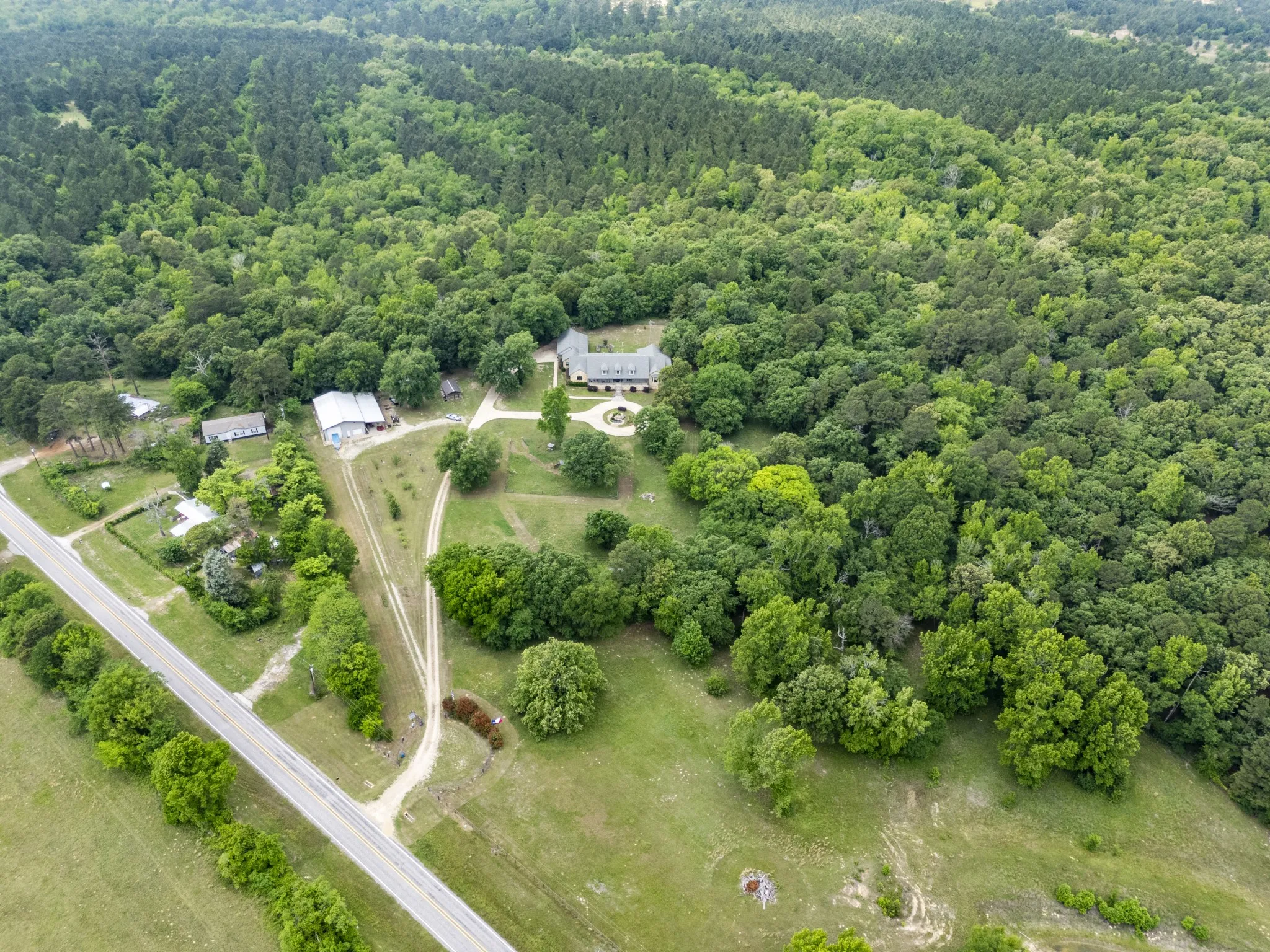Single Family Residence For Sale in Wood County , 4354 S Fm 2869, Hawkins, Texas 75765, 3 Bedrooms, 4 Bathrooms, 3 Garage spaces, 4,940 Sqft, built in 2017, Price $1,190,000, mls#21273837, Real Estate Agent in Hawkins, Homes For Sale in Wood county, Homes For Sale in Hawkins, Realtor in Hawkins Texas, Real Estate Brokerage Independent Realty Texas, Luminita Cordes Realtor