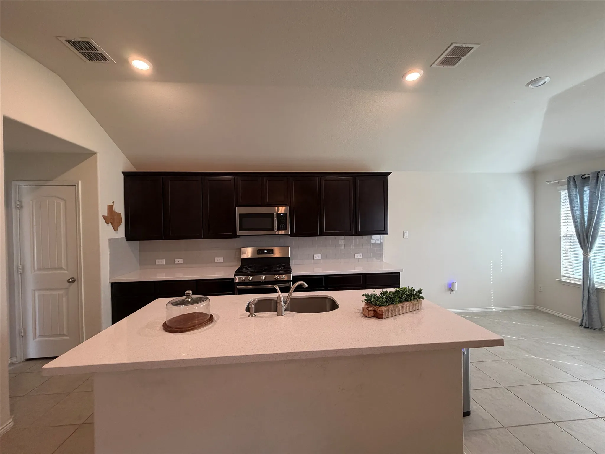Single Family Residence For Sale in Denton County , 14525 Serrano Ridge Road, Fort Worth, Texas 76052, 3 Bedroom, 2 Bathroom, 2 Garage spaces, 1,508 Sqft, built in 2018, mls#21273475, Real Estate Agent in Fort Worth, Homes For Sale in Denton county, Homes For Sale in Fort Worth, Realtor in Fort Worth Texas, Real Estate Brokerage Independent Realty Texas, Luminita Cordes Realtor