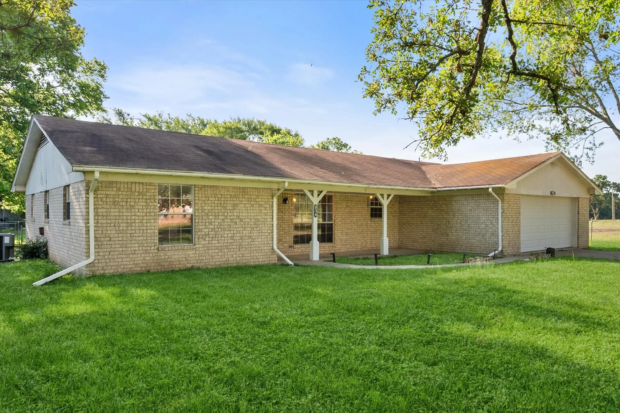 Single Family Residence For Sale in Freestone County , 824 Stardust Lane, Fairfield, Texas 75840, 3 Bedroom, 2 Bathroom, 2 Garage spaces, 1,717 Sqft, built in 1975, mls#21272225, Real Estate Agent in Fairfield, Homes For Sale in Freestone county, Homes For Sale in Fairfield, Realtor in Fairfield Texas, Real Estate Brokerage Independent Realty Texas, Luminita Cordes Realtor