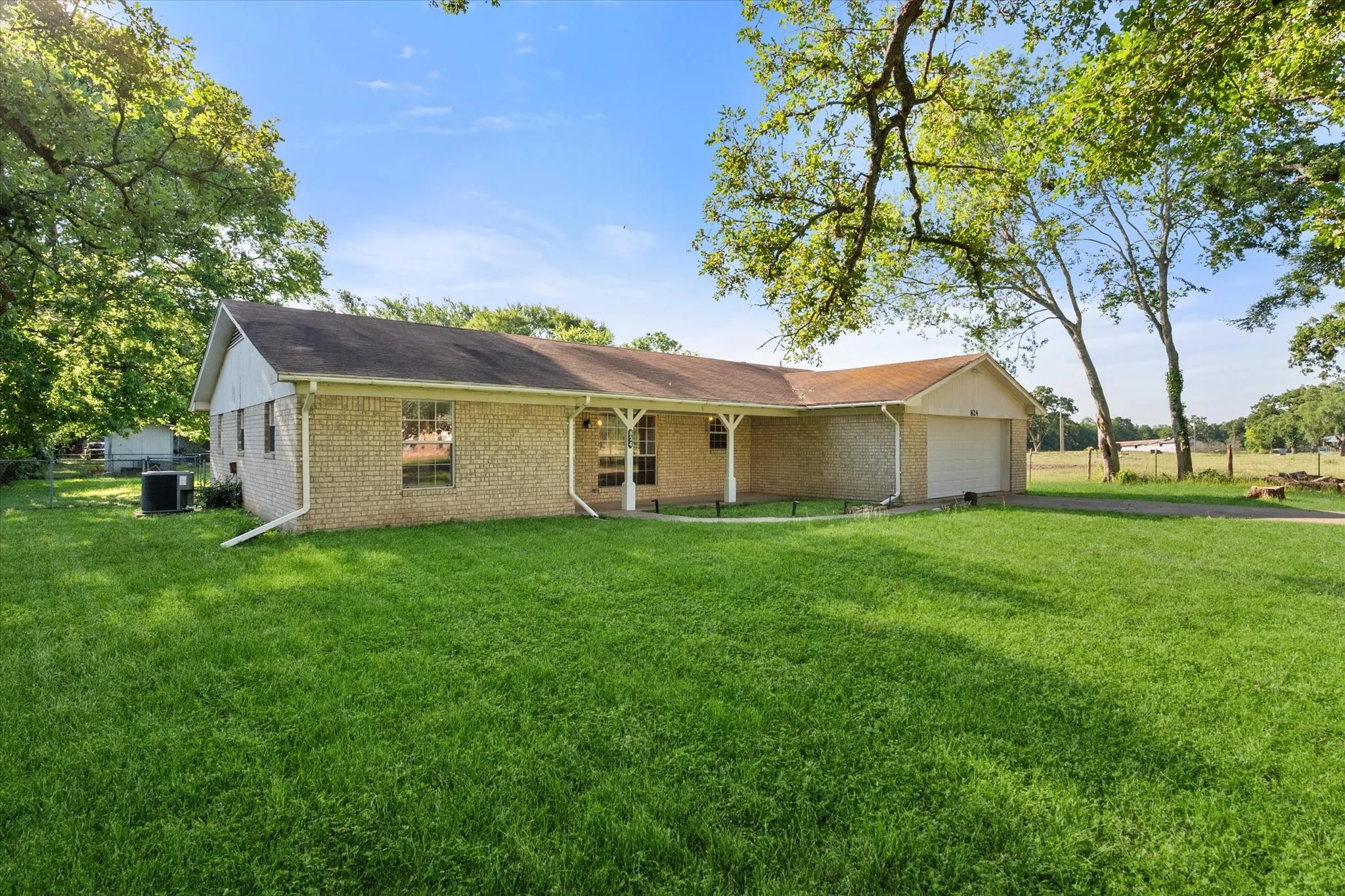 Single Family Residence For Sale in Freestone County , 824 Stardust Lane, Fairfield, Texas 75840, 3 Bedroom, 2 Bathroom, 2 Garage spaces, 1,717 Sqft, built in 1975, mls#21272225, Real Estate Agent in Fairfield, Homes For Sale in Freestone county, Homes For Sale in Fairfield, Realtor in Fairfield Texas, Real Estate Brokerage Independent Realty Texas, Luminita Cordes Realtor