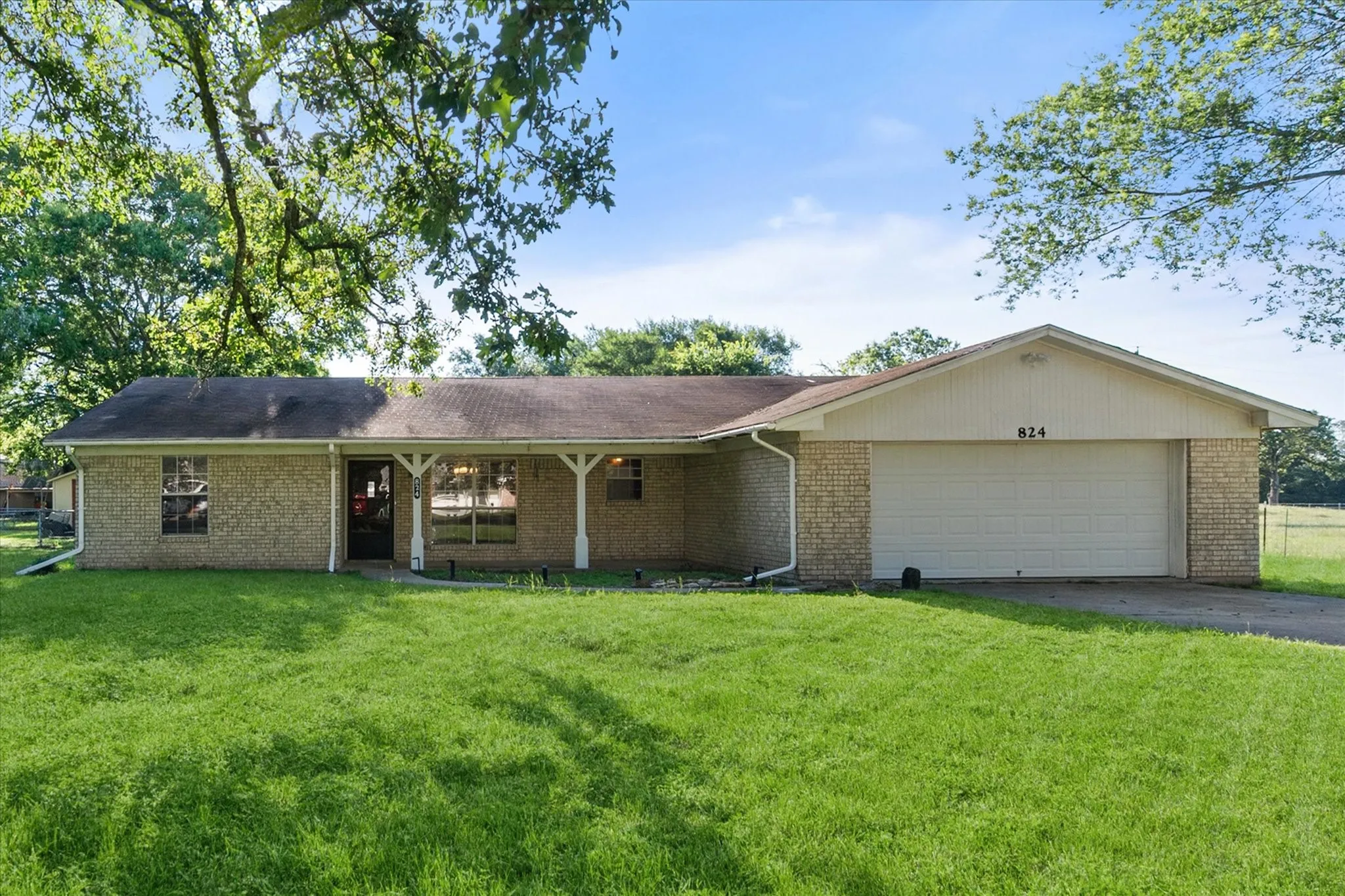Single Family Residence For Sale in Freestone County , 824 Stardust Lane, Fairfield, Texas 75840, 3 Bedroom, 2 Bathroom, 2 Garage spaces, 1,717 Sqft, built in 1975, mls#21272225, Real Estate Agent in Fairfield, Homes For Sale in Freestone county, Homes For Sale in Fairfield, Realtor in Fairfield Texas, Real Estate Brokerage Independent Realty Texas, Luminita Cordes Realtor
