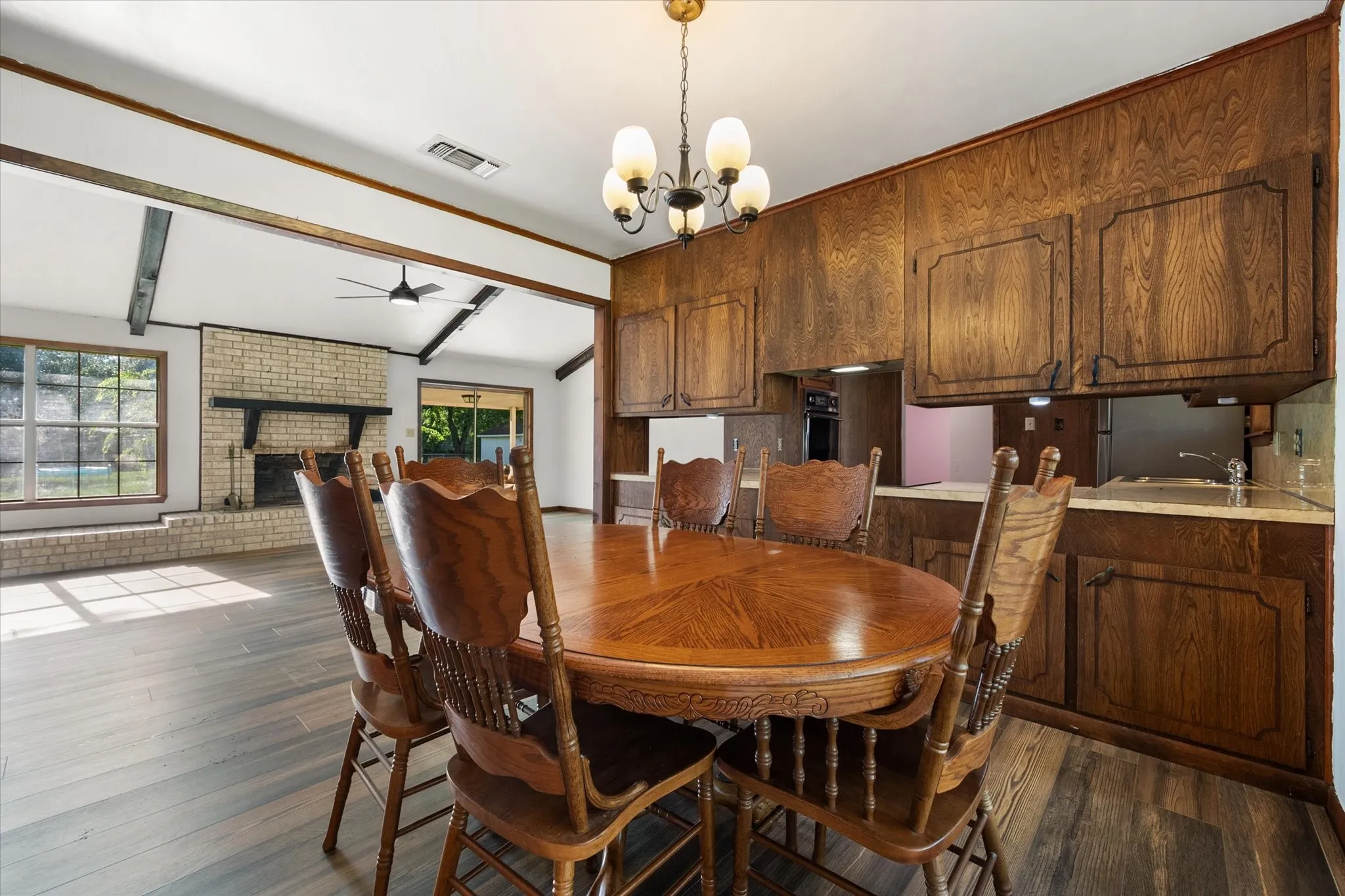 Single Family Residence For Sale in Freestone County , 824 Stardust Lane, Fairfield, Texas 75840, 3 Bedroom, 2 Bathroom, 2 Garage spaces, 1,717 Sqft, built in 1975, mls#21272225, Real Estate Agent in Fairfield, Homes For Sale in Freestone county, Homes For Sale in Fairfield, Realtor in Fairfield Texas, Real Estate Brokerage Independent Realty Texas, Luminita Cordes Realtor