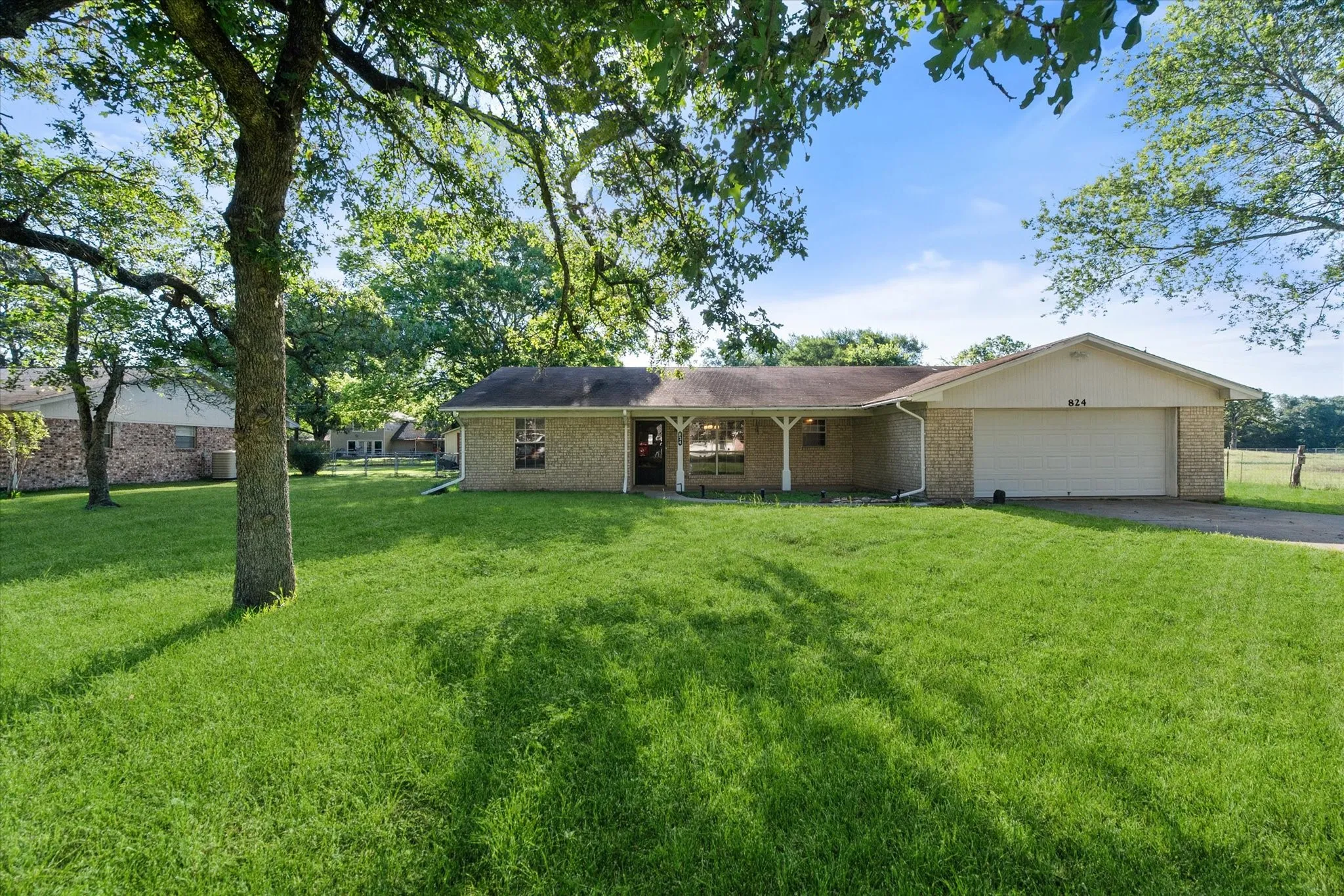 Single Family Residence For Sale in Freestone County , 824 Stardust Lane, Fairfield, Texas 75840, 3 Bedroom, 2 Bathroom, 2 Garage spaces, 1,717 Sqft, built in 1975, mls#21272225, Real Estate Agent in Fairfield, Homes For Sale in Freestone county, Homes For Sale in Fairfield, Realtor in Fairfield Texas, Real Estate Brokerage Independent Realty Texas, Luminita Cordes Realtor