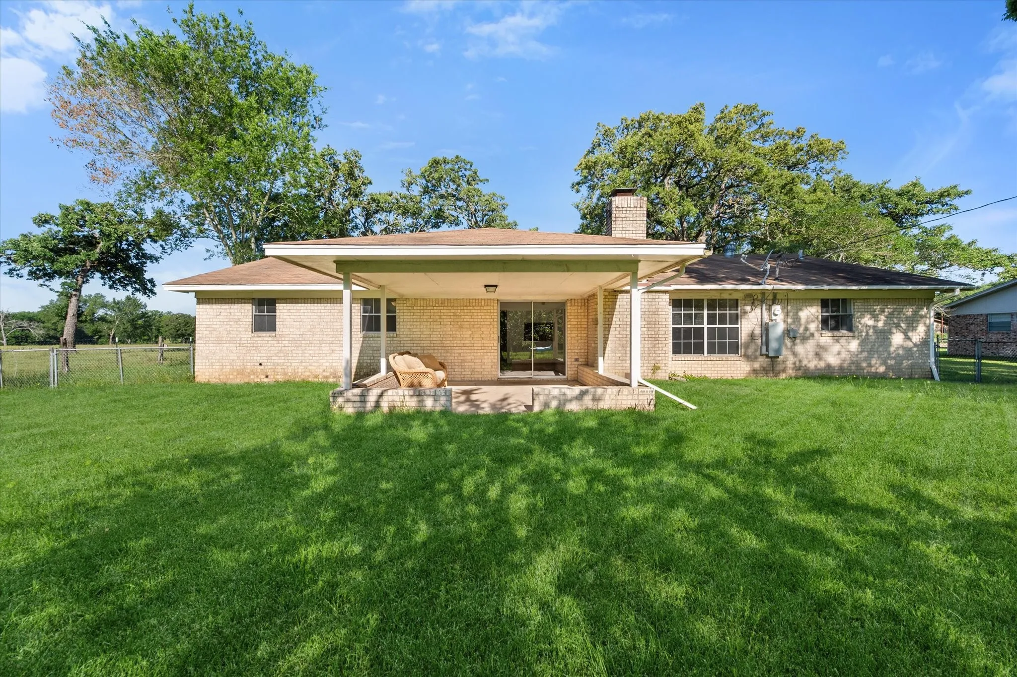 Single Family Residence For Sale in Freestone County , 824 Stardust Lane, Fairfield, Texas 75840, 3 Bedroom, 2 Bathroom, 2 Garage spaces, 1,717 Sqft, built in 1975, mls#21272225, Real Estate Agent in Fairfield, Homes For Sale in Freestone county, Homes For Sale in Fairfield, Realtor in Fairfield Texas, Real Estate Brokerage Independent Realty Texas, Luminita Cordes Realtor