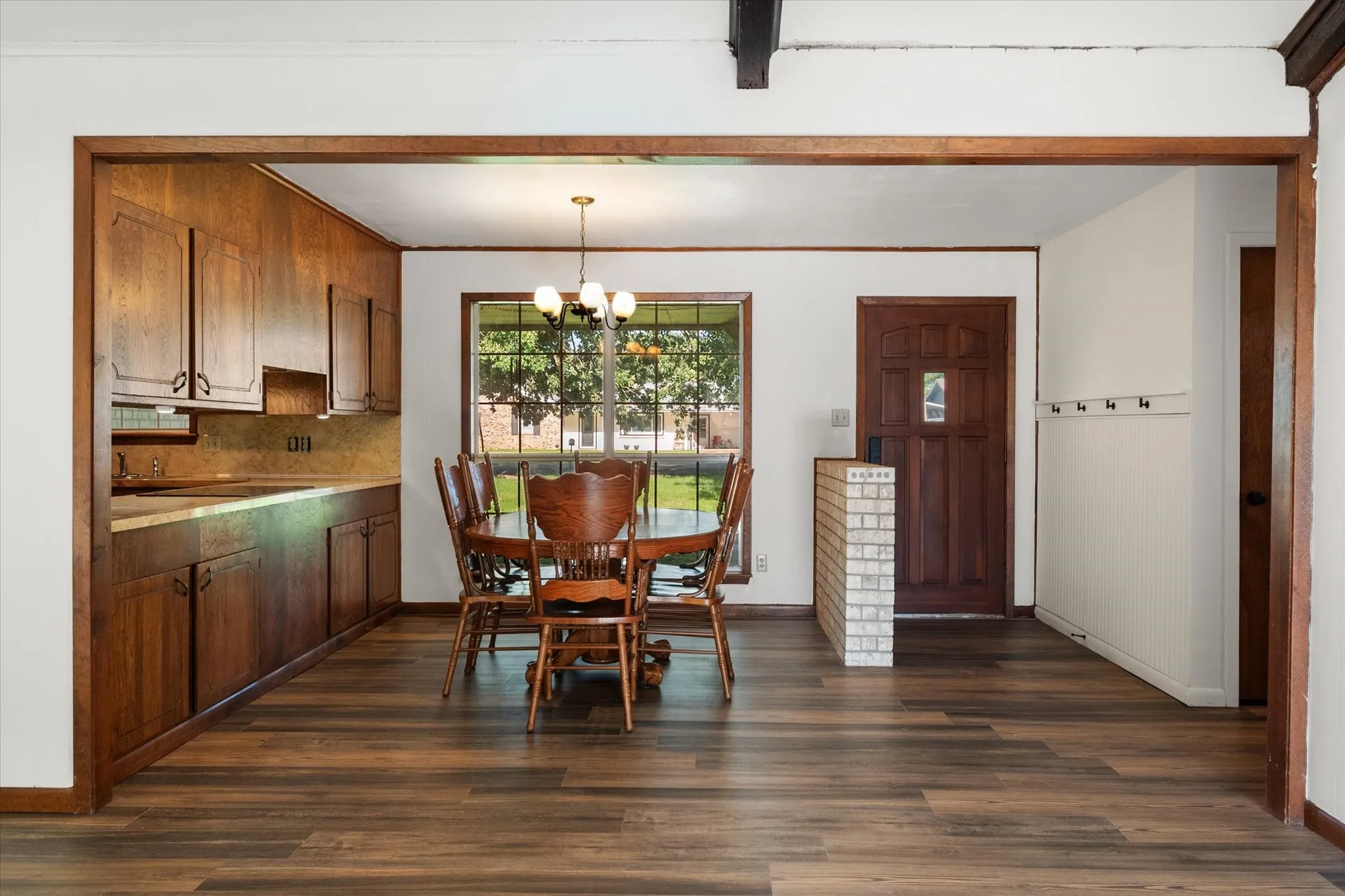 Single Family Residence For Sale in Freestone County , 824 Stardust Lane, Fairfield, Texas 75840, 3 Bedroom, 2 Bathroom, 2 Garage spaces, 1,717 Sqft, built in 1975, mls#21272225, Real Estate Agent in Fairfield, Homes For Sale in Freestone county, Homes For Sale in Fairfield, Realtor in Fairfield Texas, Real Estate Brokerage Independent Realty Texas, Luminita Cordes Realtor