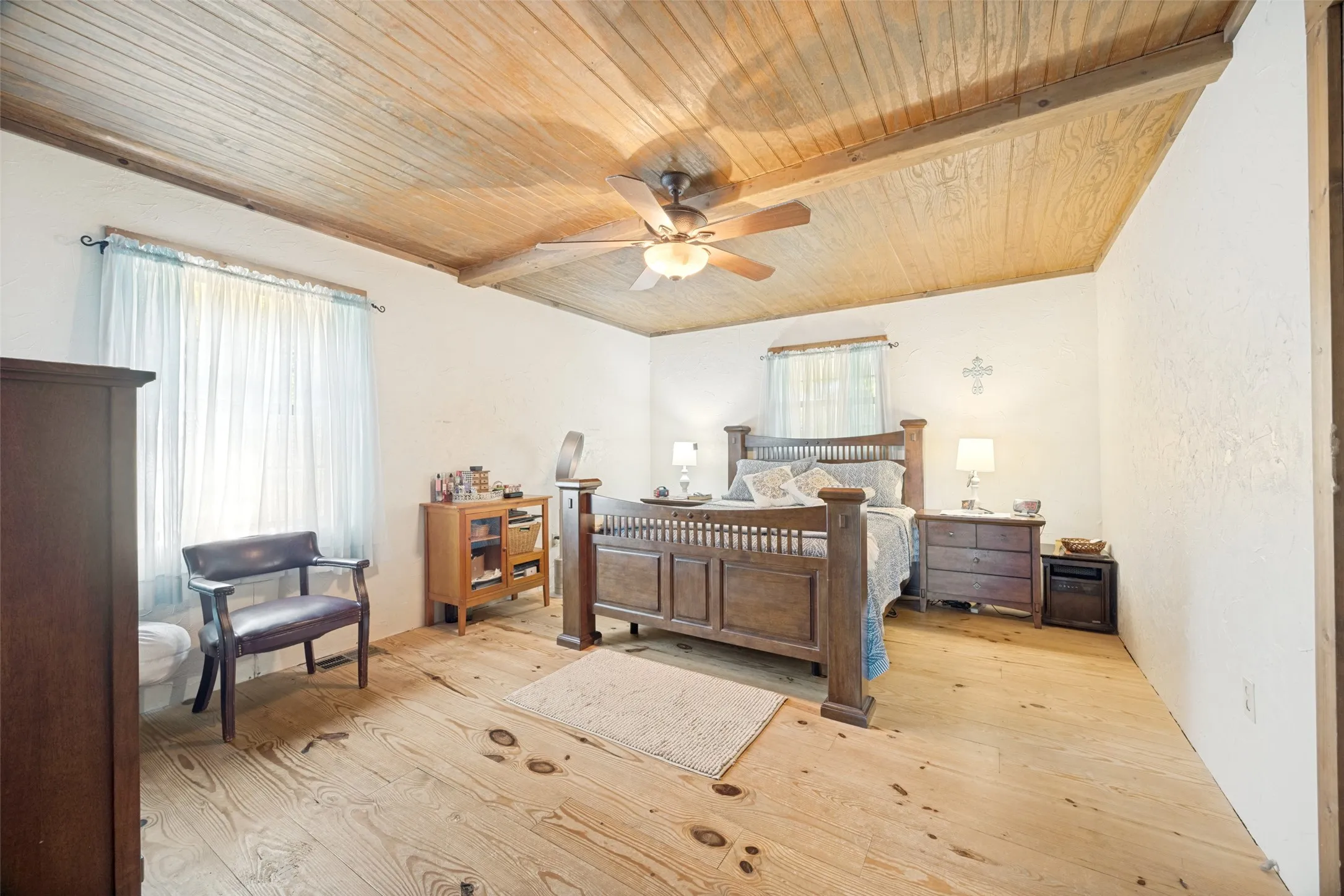 Single Family Residence For Sale in Fannin County , 744 County Road 4910, Trenton, Texas 75490, 3 Bedrooms, 3 Bathrooms, Garage spaces, 2,449 Sqft, built in 2005, Price $625,000, mls#21273938, Real Estate Agent in Trenton, Homes For Sale in Fannin county, Homes For Sale in Trenton, Realtor in Trenton Texas, Real Estate Brokerage Independent Realty Texas, Luminita Cordes Realtor
