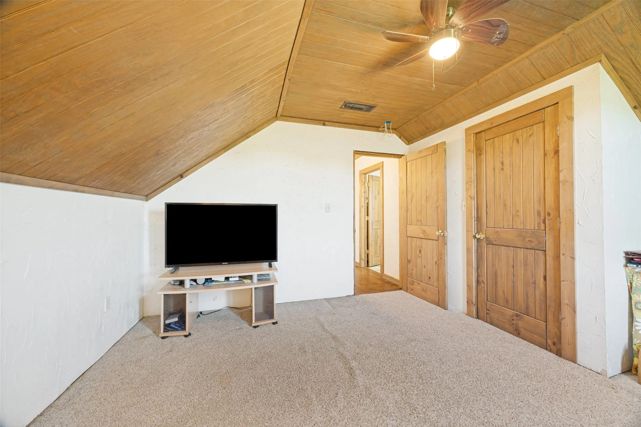 Single Family Residence For Sale in Fannin County , 744 County Road 4910, Trenton, Texas 75490, 3 Bedrooms, 3 Bathrooms, Garage spaces, 2,449 Sqft, built in 2005, Price $625,000, mls#21273938, Real Estate Agent in Trenton, Homes For Sale in Fannin county, Homes For Sale in Trenton, Realtor in Trenton Texas, Real Estate Brokerage Independent Realty Texas, Luminita Cordes Realtor