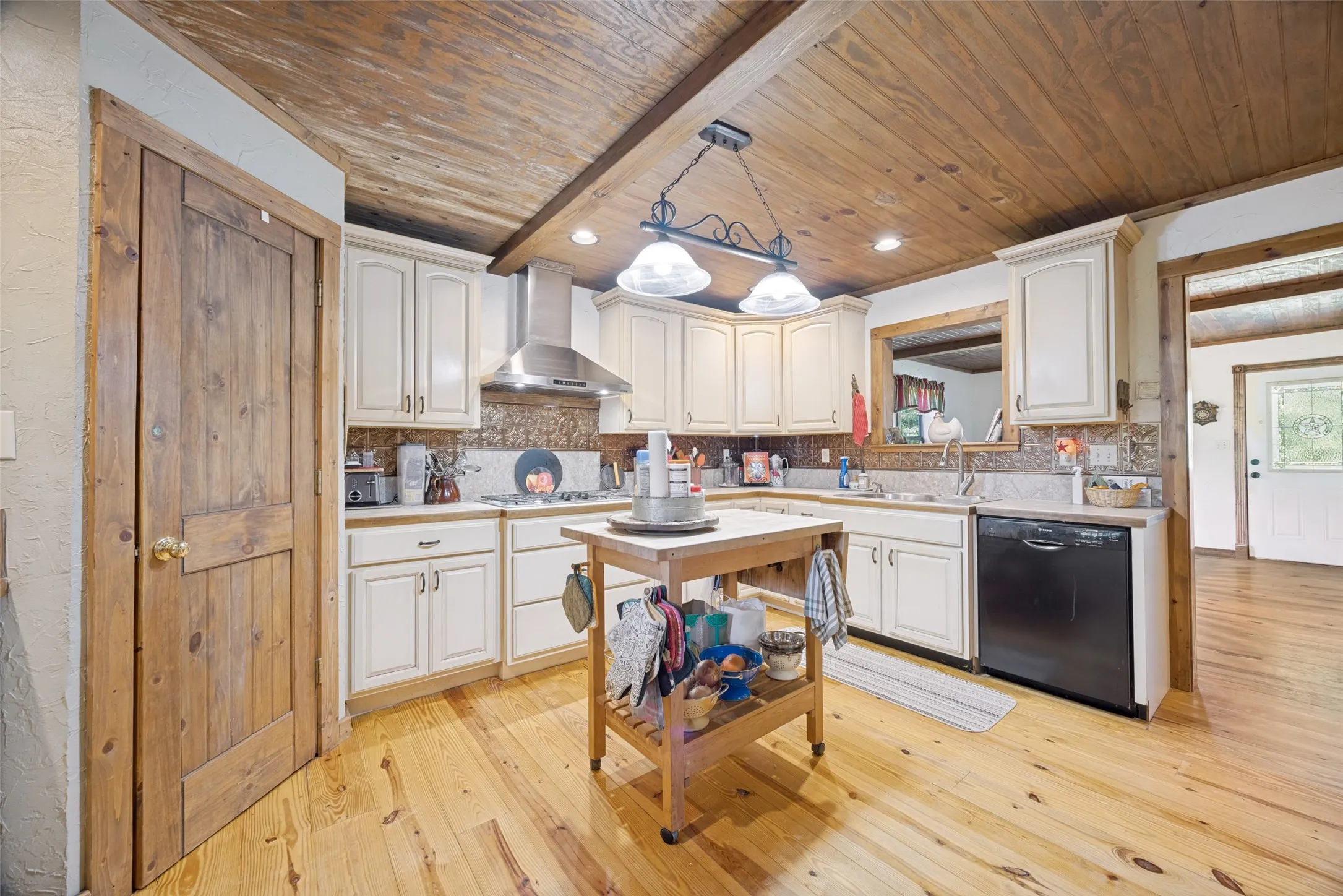 Single Family Residence For Sale in Fannin County , 744 County Road 4910, Trenton, Texas 75490, 3 Bedrooms, 3 Bathrooms, Garage spaces, 2,449 Sqft, built in 2005, Price $625,000, mls#21273938, Real Estate Agent in Trenton, Homes For Sale in Fannin county, Homes For Sale in Trenton, Realtor in Trenton Texas, Real Estate Brokerage Independent Realty Texas, Luminita Cordes Realtor