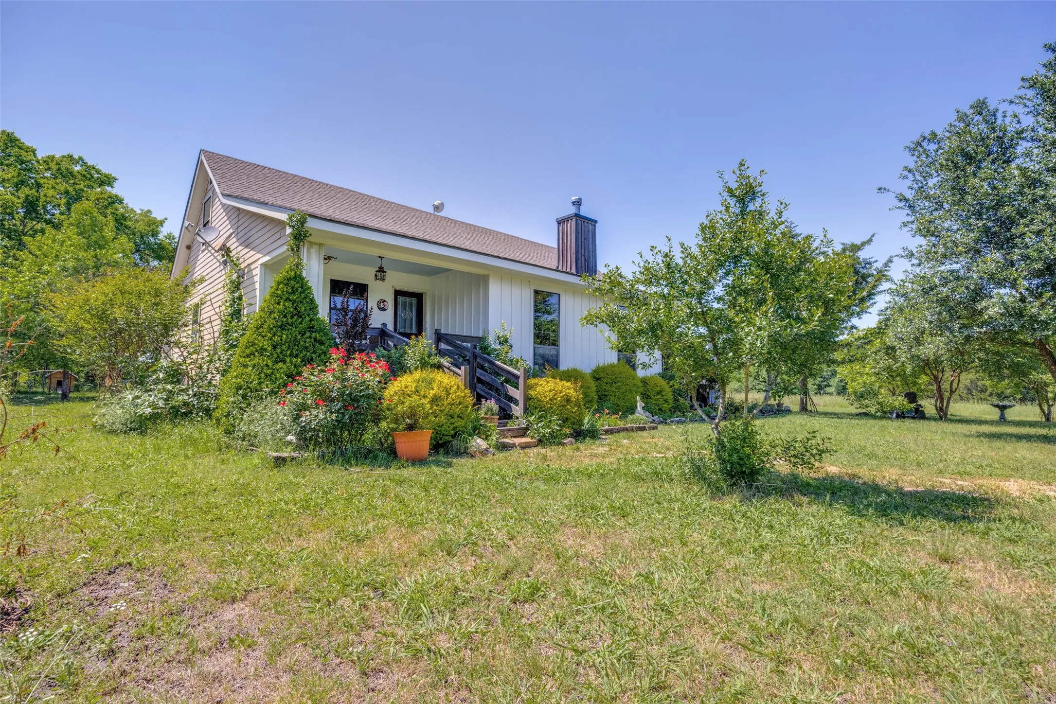 Single Family Residence For Sale in Fannin County , 744 County Road 4910, Trenton, Texas 75490, 3 Bedrooms, 3 Bathrooms, Garage spaces, 2,449 Sqft, built in 2005, Price $625,000, mls#21273938, Real Estate Agent in Trenton, Homes For Sale in Fannin county, Homes For Sale in Trenton, Realtor in Trenton Texas, Real Estate Brokerage Independent Realty Texas, Luminita Cordes Realtor