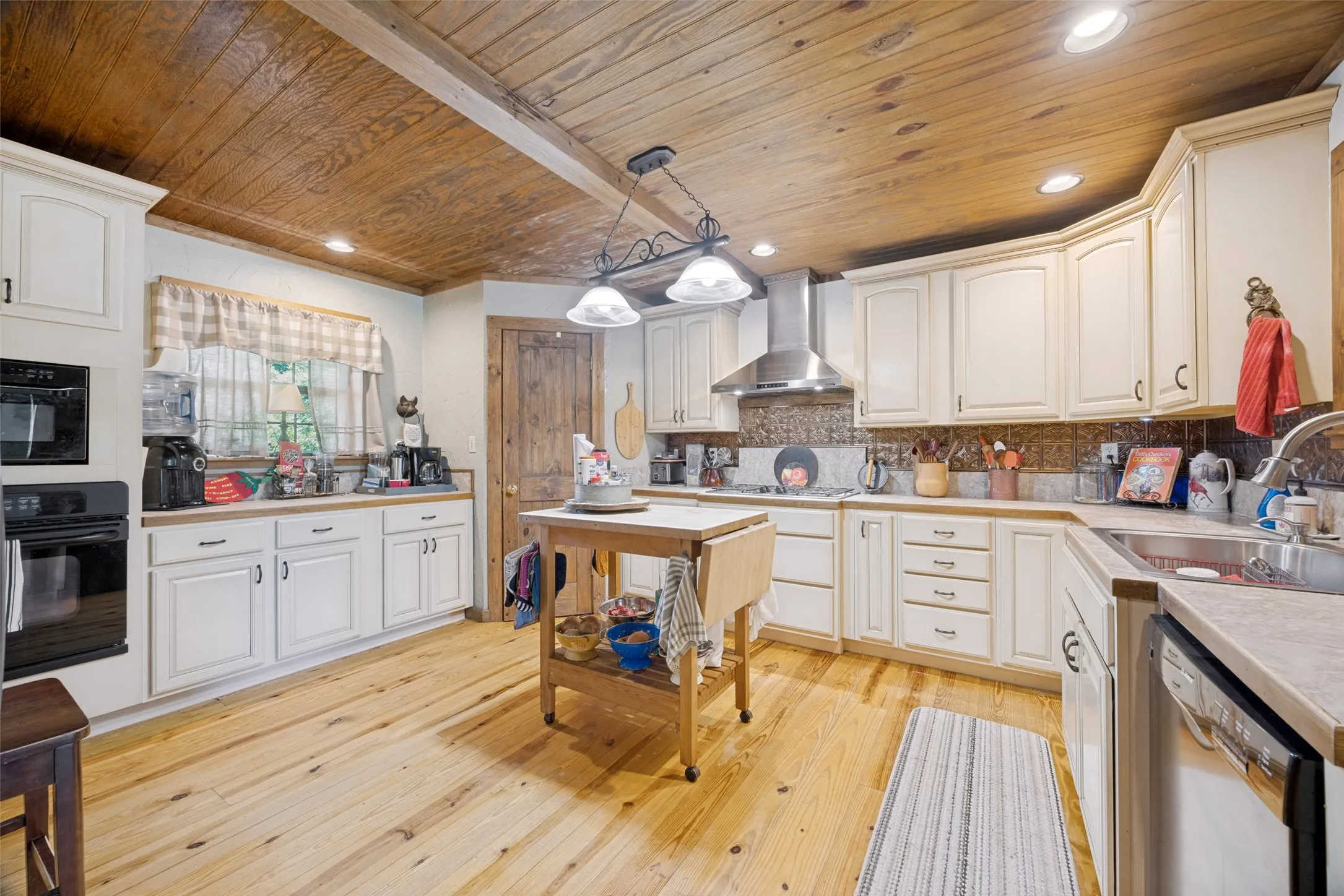 Single Family Residence For Sale in Fannin County , 744 County Road 4910, Trenton, Texas 75490, 3 Bedrooms, 3 Bathrooms, Garage spaces, 2,449 Sqft, built in 2005, Price $625,000, mls#21273938, Real Estate Agent in Trenton, Homes For Sale in Fannin county, Homes For Sale in Trenton, Realtor in Trenton Texas, Real Estate Brokerage Independent Realty Texas, Luminita Cordes Realtor