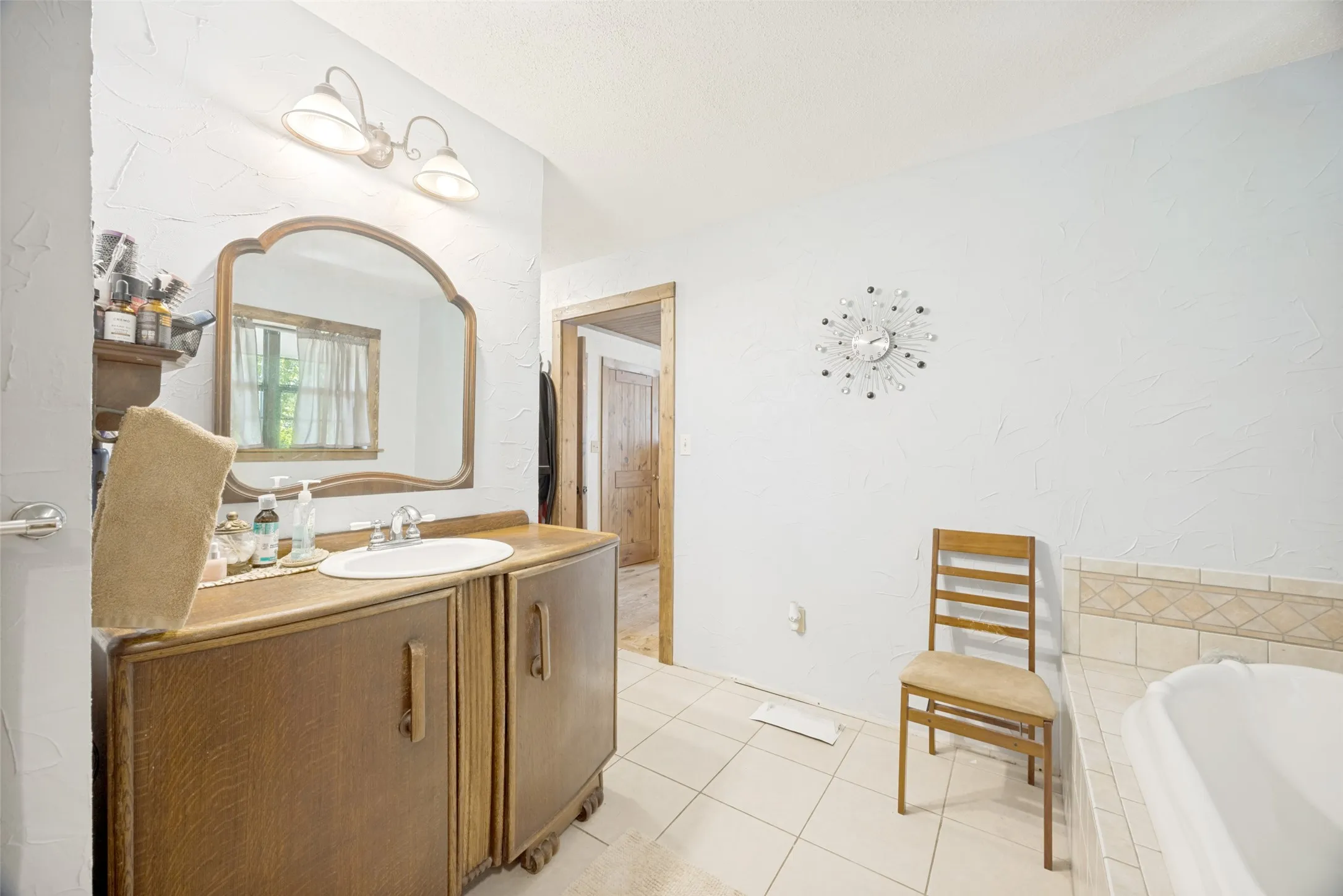 Single Family Residence For Sale in Fannin County , 744 County Road 4910, Trenton, Texas 75490, 3 Bedrooms, 3 Bathrooms, Garage spaces, 2,449 Sqft, built in 2005, Price $625,000, mls#21273938, Real Estate Agent in Trenton, Homes For Sale in Fannin county, Homes For Sale in Trenton, Realtor in Trenton Texas, Real Estate Brokerage Independent Realty Texas, Luminita Cordes Realtor