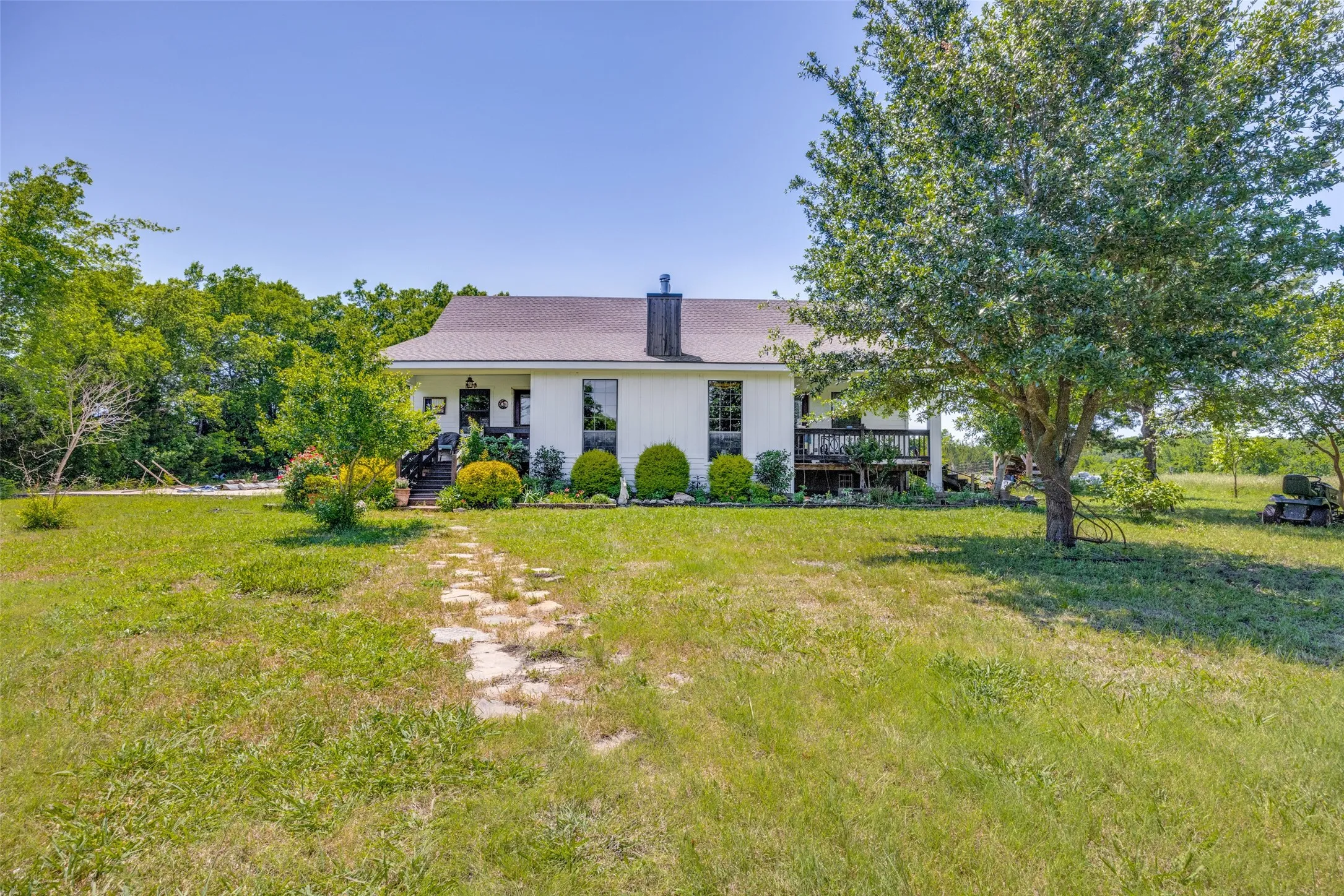 Single Family Residence For Sale in Fannin County , 744 County Road 4910, Trenton, Texas 75490, 3 Bedrooms, 3 Bathrooms, Garage spaces, 2,449 Sqft, built in 2005, Price $625,000, mls#21273938, Real Estate Agent in Trenton, Homes For Sale in Fannin county, Homes For Sale in Trenton, Realtor in Trenton Texas, Real Estate Brokerage Independent Realty Texas, Luminita Cordes Realtor