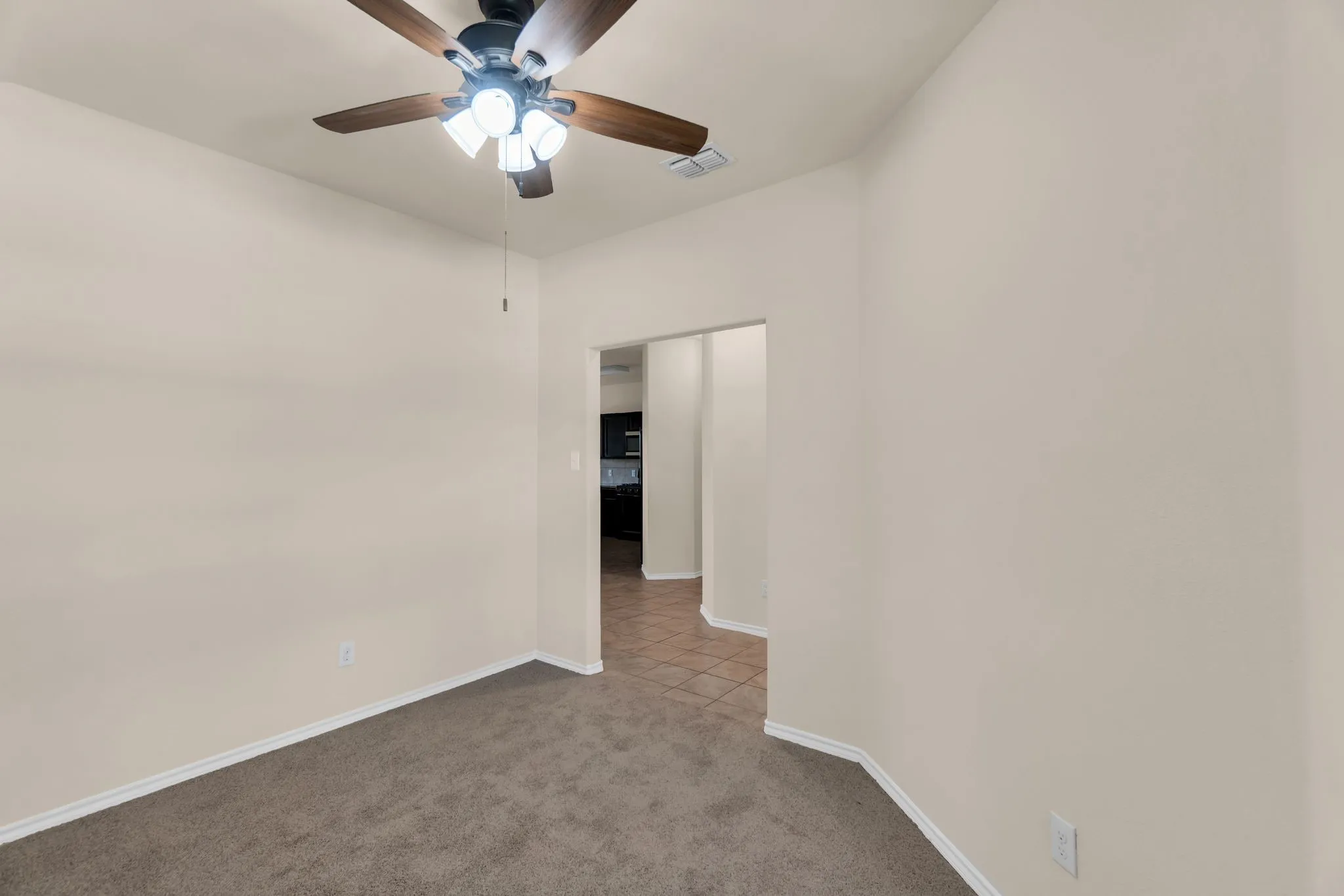 Unfurnished room with carpet flooring and ceiling fan