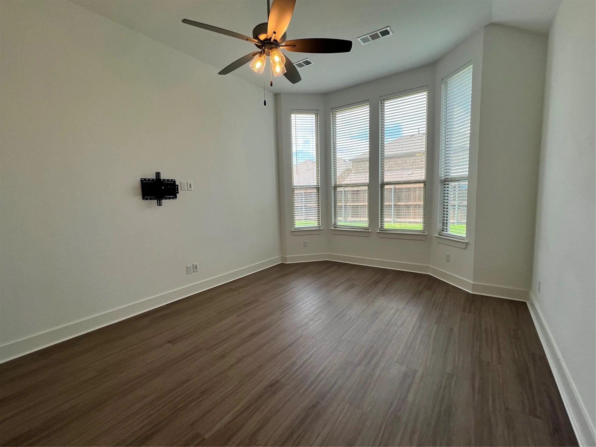 Large primary bedroom.