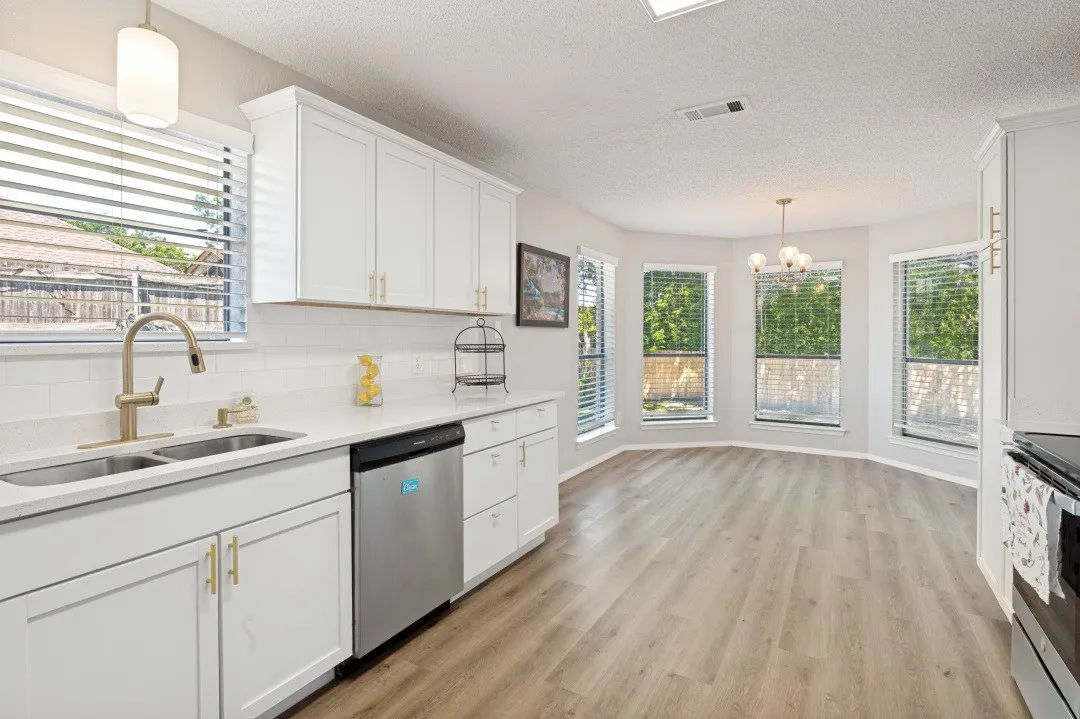 Single Family Residence For Sale in Tarrant County , 7100 Windhaven Road, North Richland Hills, Texas 76182, 3 Bedroom, 2 Bathroom, 2 Garage spaces, 1,603 Sqft, built in 1987, mls#21271958, Real Estate Agent in North Richland Hills, Homes For Sale in Tarrant county, Homes For Sale in North Richland Hills, Realtor in North Richland Hills Texas, Real Estate Brokerage Independent Realty Texas, Luminita Cordes Realtor