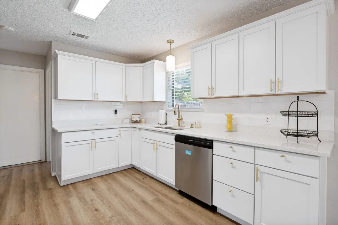 Single Family Residence For Sale in Tarrant County , 7100 Windhaven Road, North Richland Hills, Texas 76182, 3 Bedroom, 2 Bathroom, 2 Garage spaces, 1,603 Sqft, built in 1987, mls#21271958, Real Estate Agent in North Richland Hills, Homes For Sale in Tarrant county, Homes For Sale in North Richland Hills, Realtor in North Richland Hills Texas, Real Estate Brokerage Independent Realty Texas, Luminita Cordes Realtor