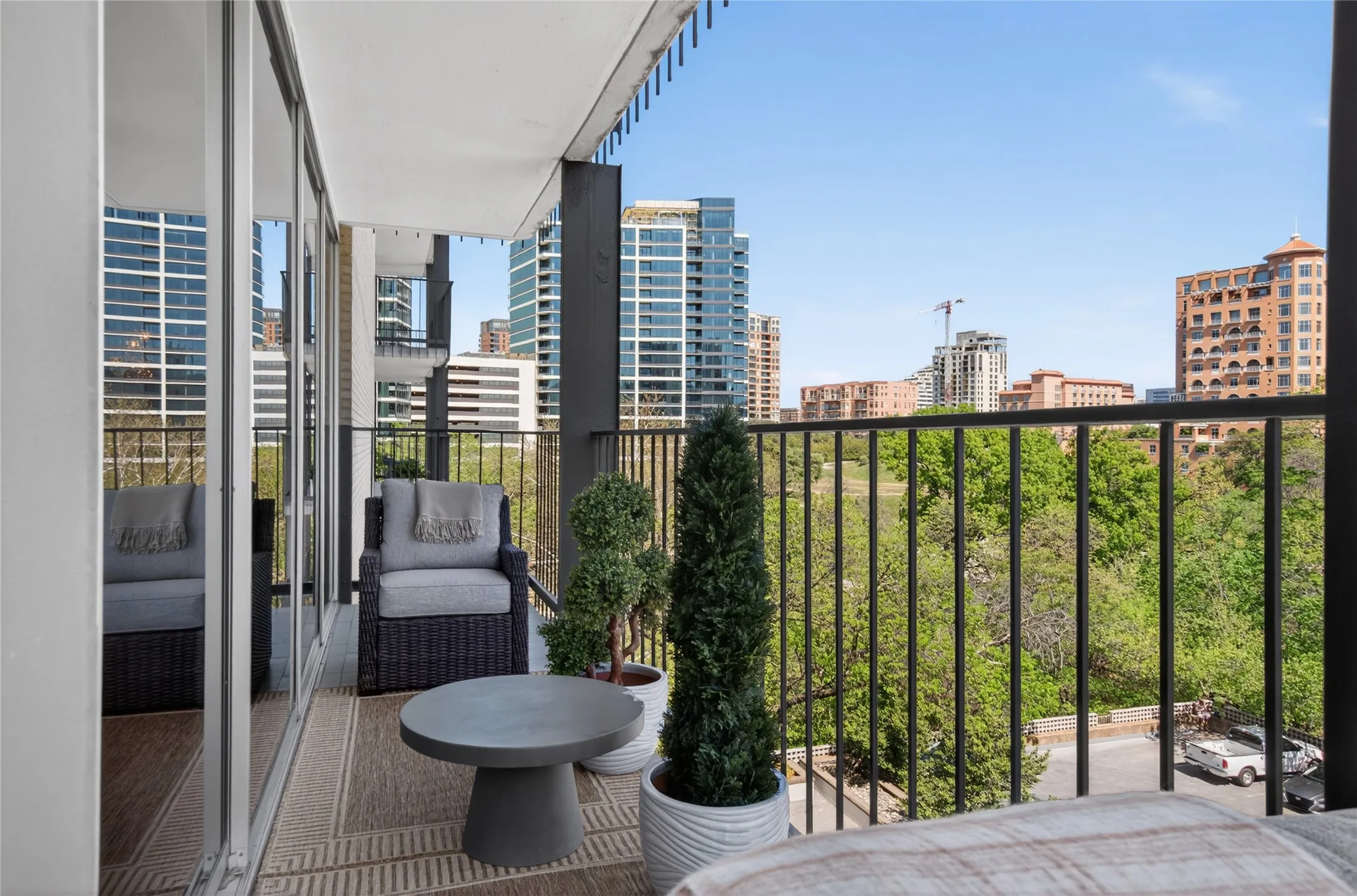 Condominium For Sale in Dallas County , 3310 Fairmount Street 7D, Dallas, Texas 75201, 2 Bedroom, 2 Bathroom, 2 Garage spaces, 2,247 Sqft, built in 1964, mls#21273996, Real Estate Agent in Dallas, Homes For Sale in Dallas county, Homes For Sale in Dallas, Realtor in Dallas Texas, Real Estate Brokerage Independent Realty Texas, Luminita Cordes Realtor