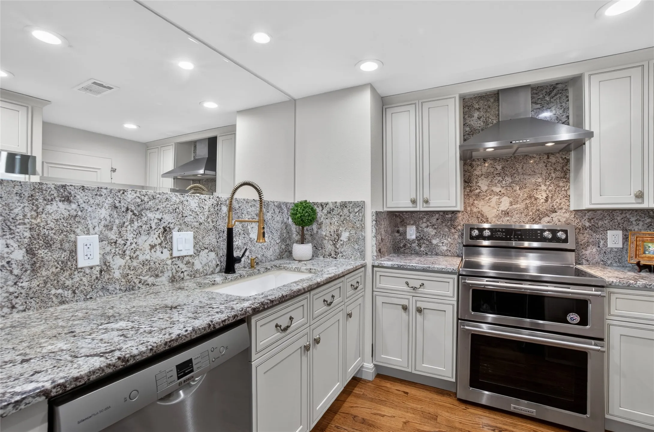 Condominium For Sale in Dallas County , 3310 Fairmount Street 7D, Dallas, Texas 75201, 2 Bedroom, 2 Bathroom, 2 Garage spaces, 2,247 Sqft, built in 1964, mls#21273996, Real Estate Agent in Dallas, Homes For Sale in Dallas county, Homes For Sale in Dallas, Realtor in Dallas Texas, Real Estate Brokerage Independent Realty Texas, Luminita Cordes Realtor