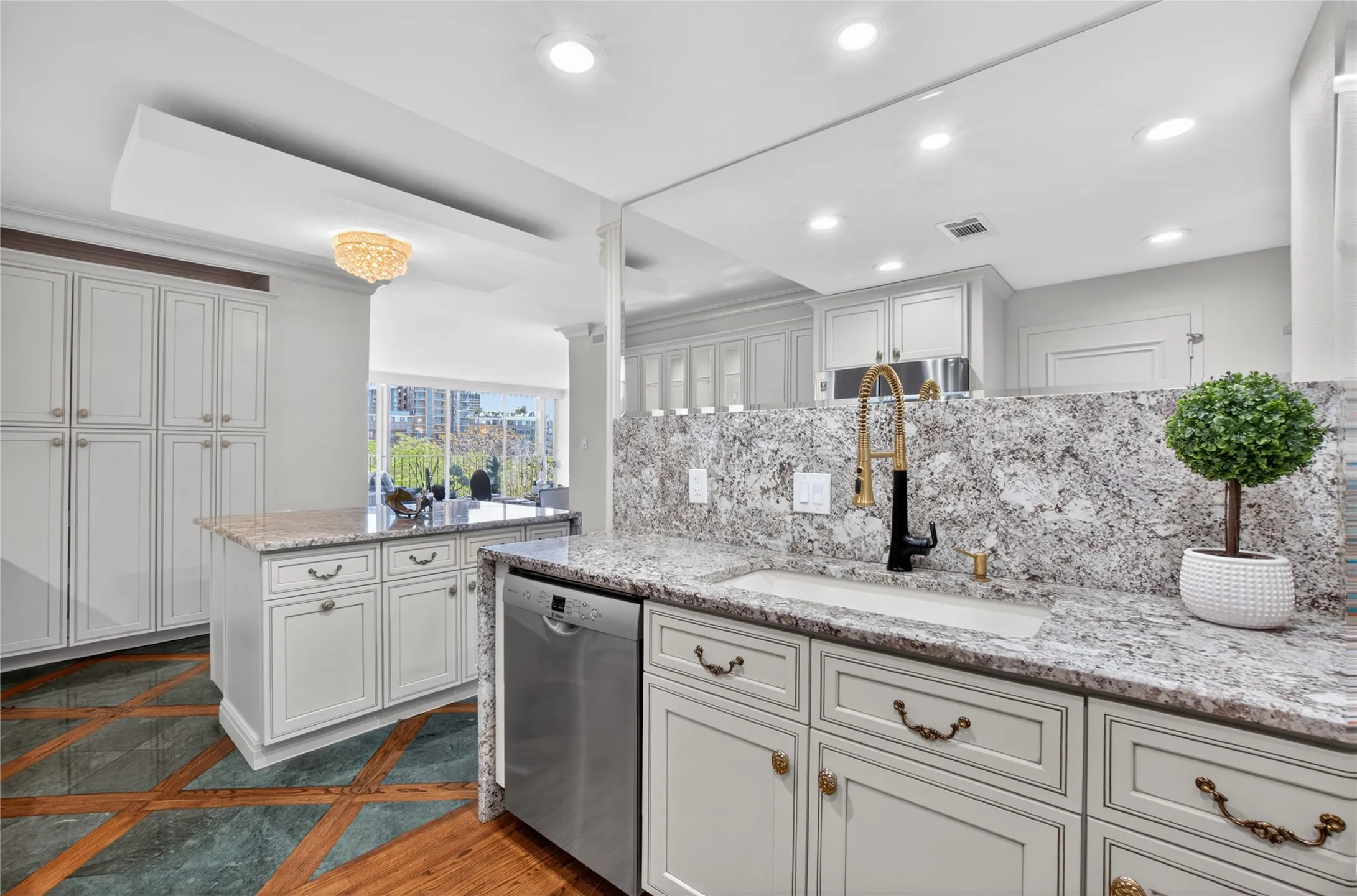 Condominium For Sale in Dallas County , 3310 Fairmount Street 7D, Dallas, Texas 75201, 2 Bedroom, 2 Bathroom, 2 Garage spaces, 2,247 Sqft, built in 1964, mls#21273996, Real Estate Agent in Dallas, Homes For Sale in Dallas county, Homes For Sale in Dallas, Realtor in Dallas Texas, Real Estate Brokerage Independent Realty Texas, Luminita Cordes Realtor